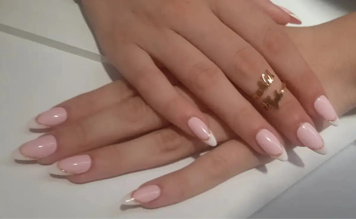 Pose professionnelle faux ongles élégante et raffinée pour des mains subliments