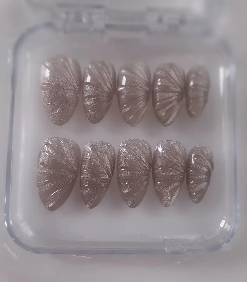 faux ongles cat eyes marron et effets 3D
