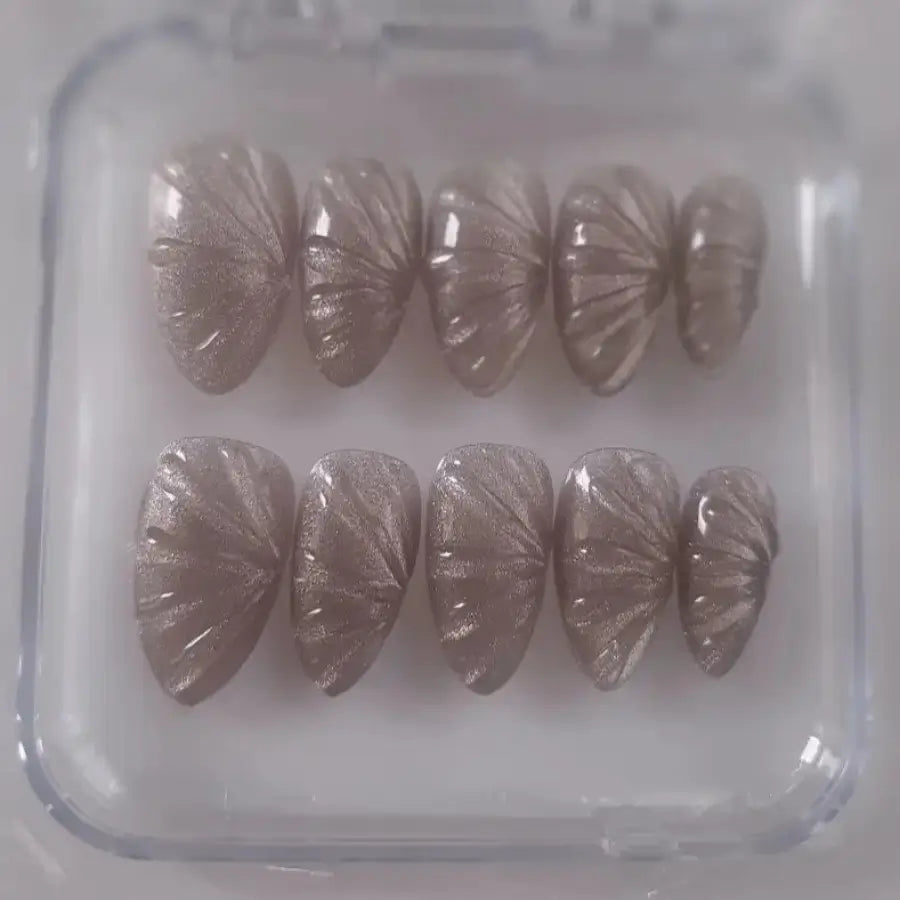 faux ongles cat eyes marron et effets 3D