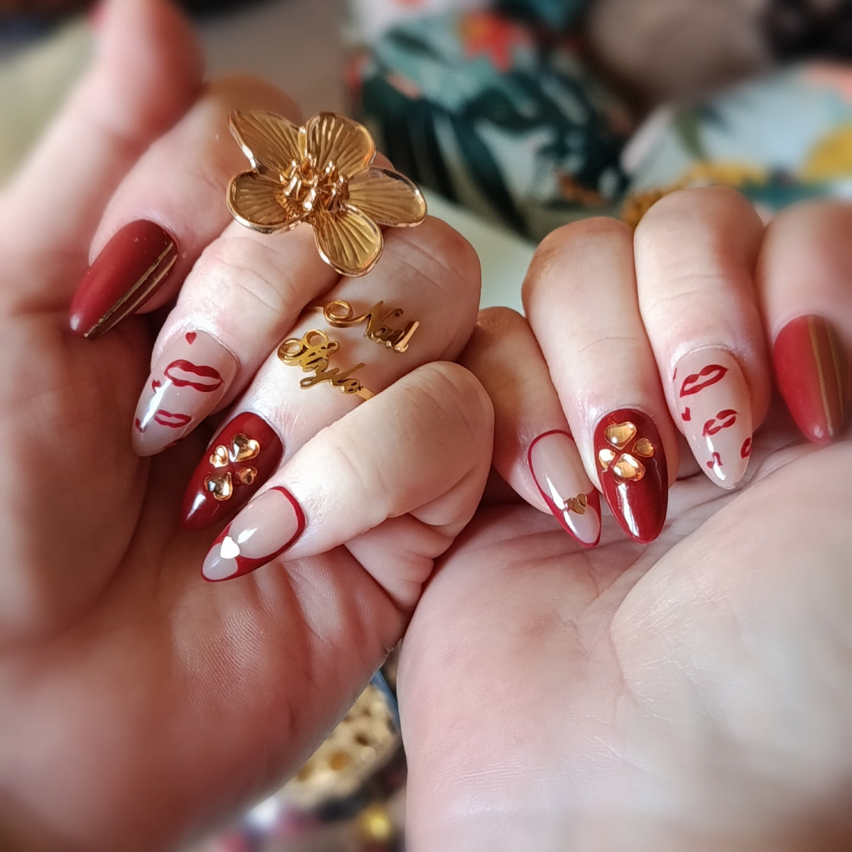 Press on nails fabrication française. Amande moyen, rouge et nude. design cœurs, lèvres, doré, saint valentin