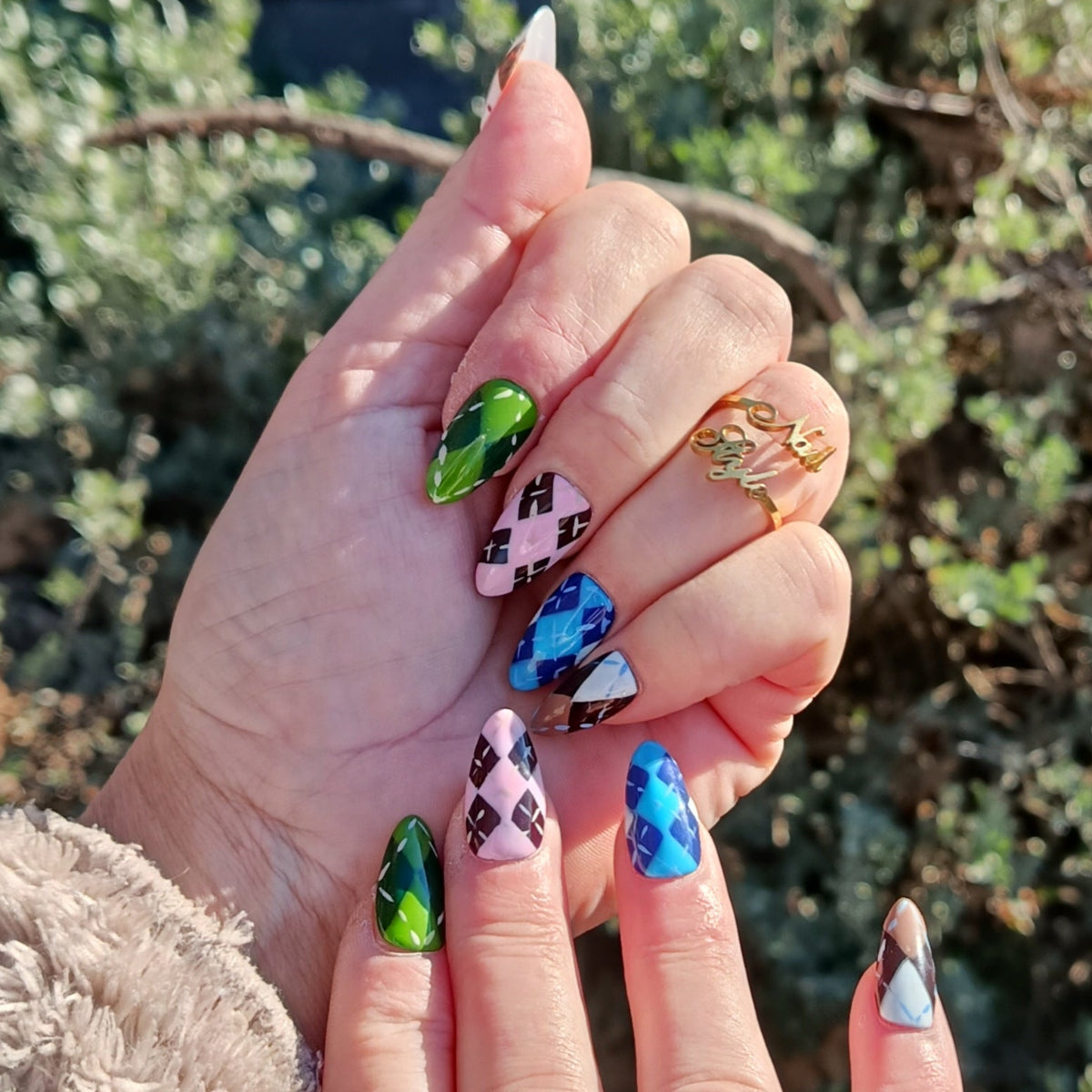 faux ongles réutilisables, application facile. Press on nails faits main en france, motif jacquard, amande medium, de couleurs vert, rose, bleu, marron et blanc