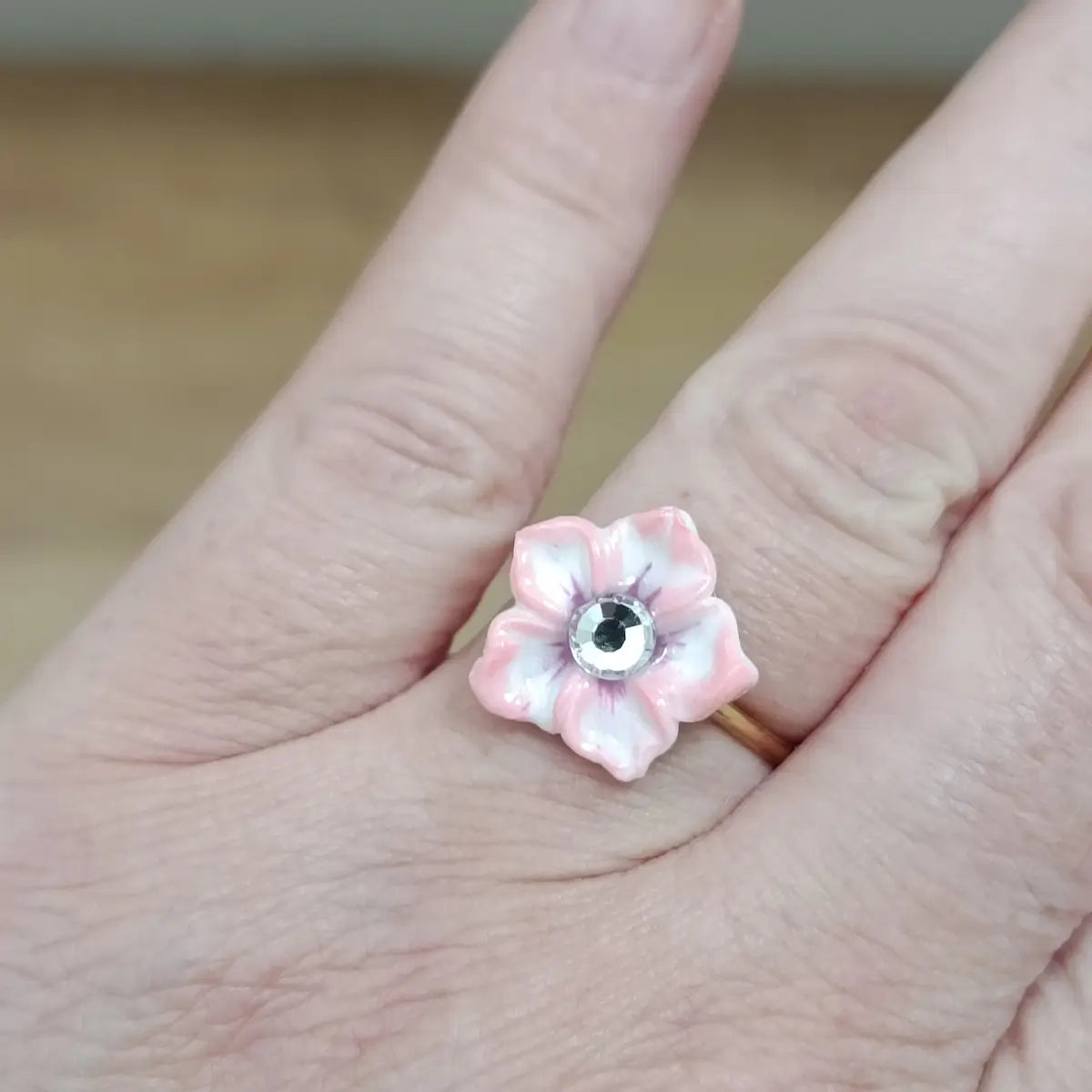 Gros plan bague Sand Rose – fleur 3D en résine rose et blanc avec strass central, détails peints à la main, bijou artisanal Nail'Style