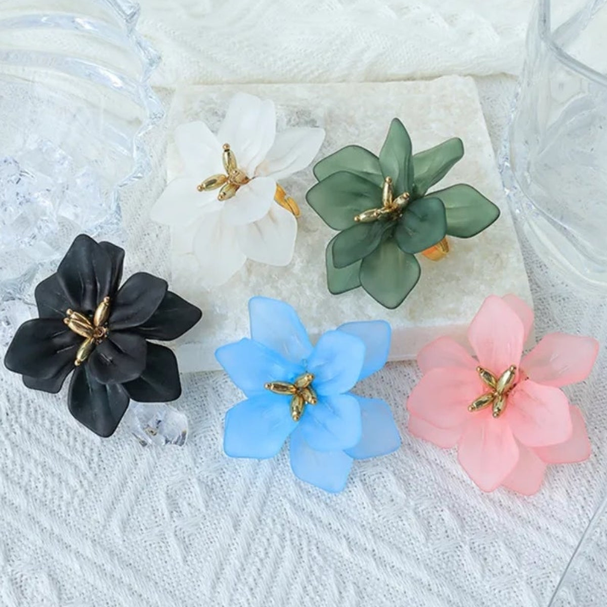 Bague fleur romantique en résine translucide disponible en 5 coloris : noir, blanc, vert, bleu, blanc et rose, détails dorés
