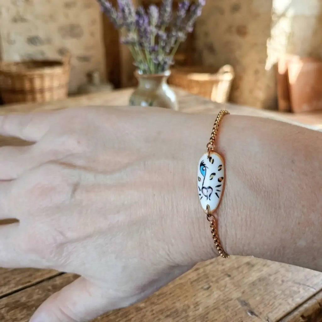 Bracelet chaîne dorée avec médaillon tigre blanc peint à la main, porté au poignet, style bohème artisanal