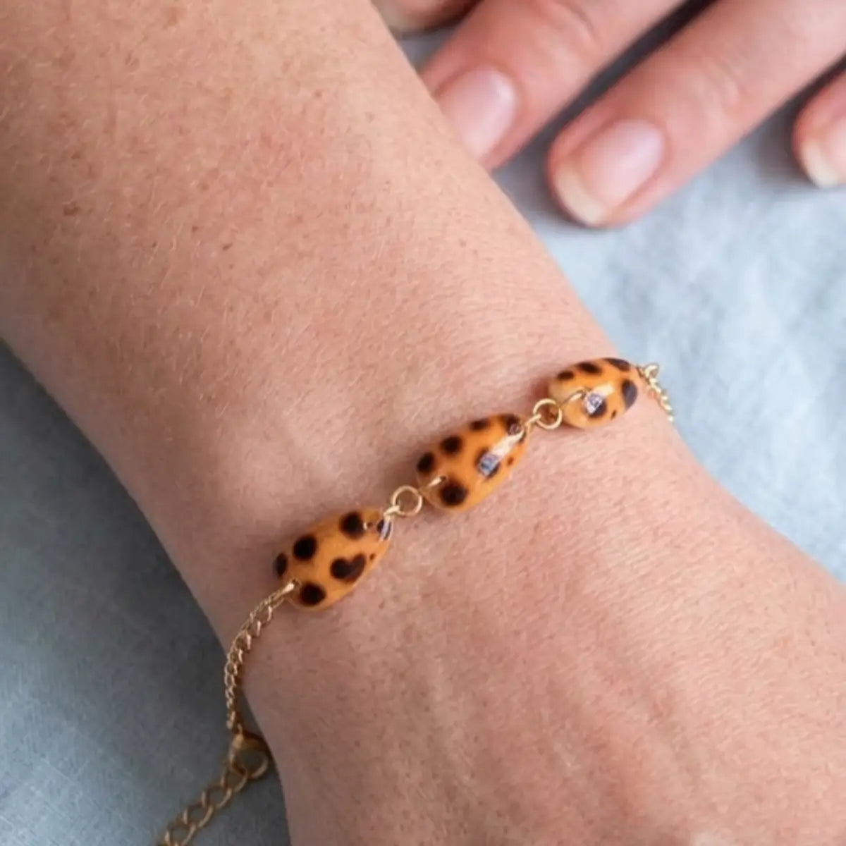 Bracelet chaîne dorée avec deux pendentifs en forme d'ongle amande, motif tortoise caramel et noir — NailStyle