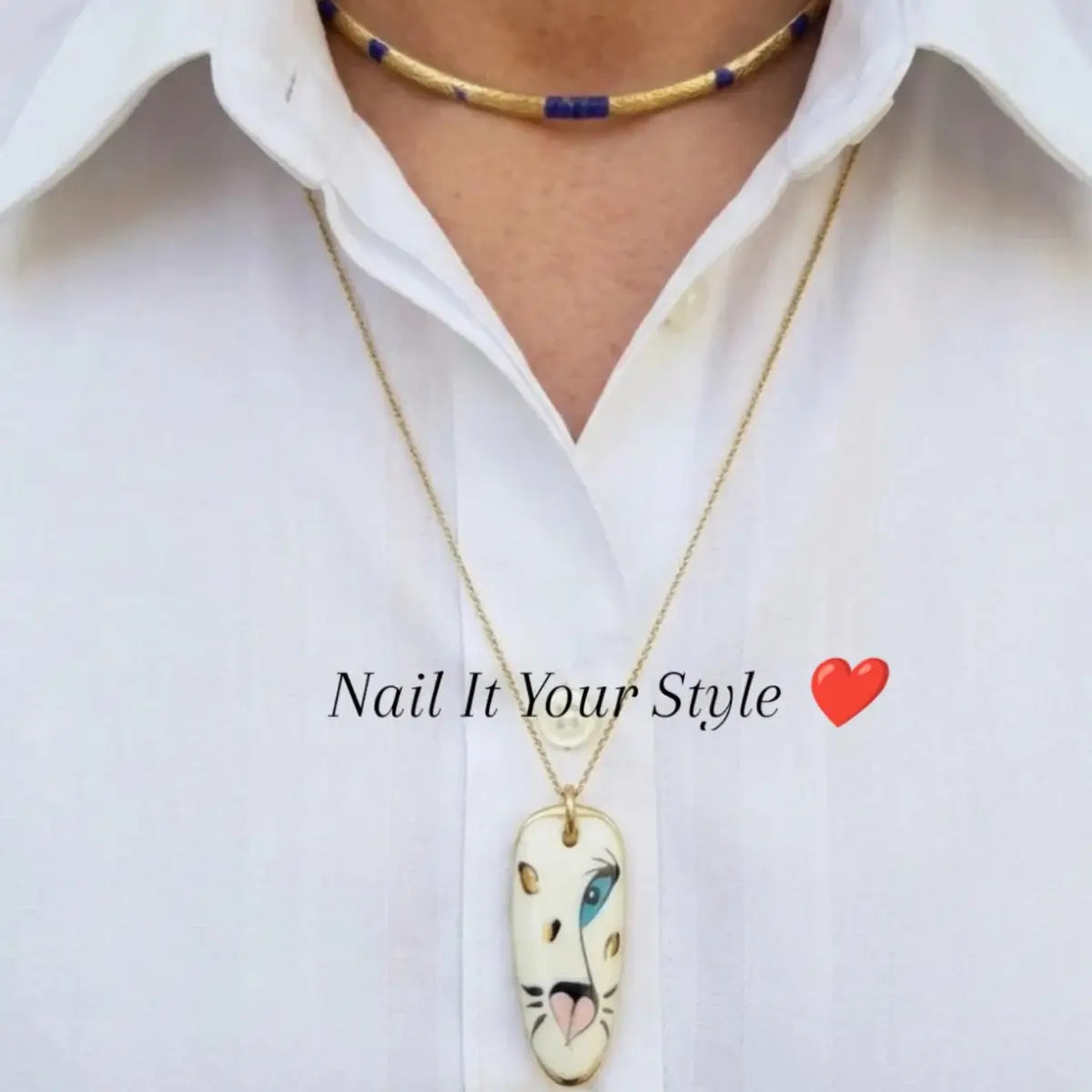 Collier pendentif ongle artisanal tigre blanc aux yeux bleus peint à la main, porté sur chemise blanche avec chaîne dorée en acier inoxydable 