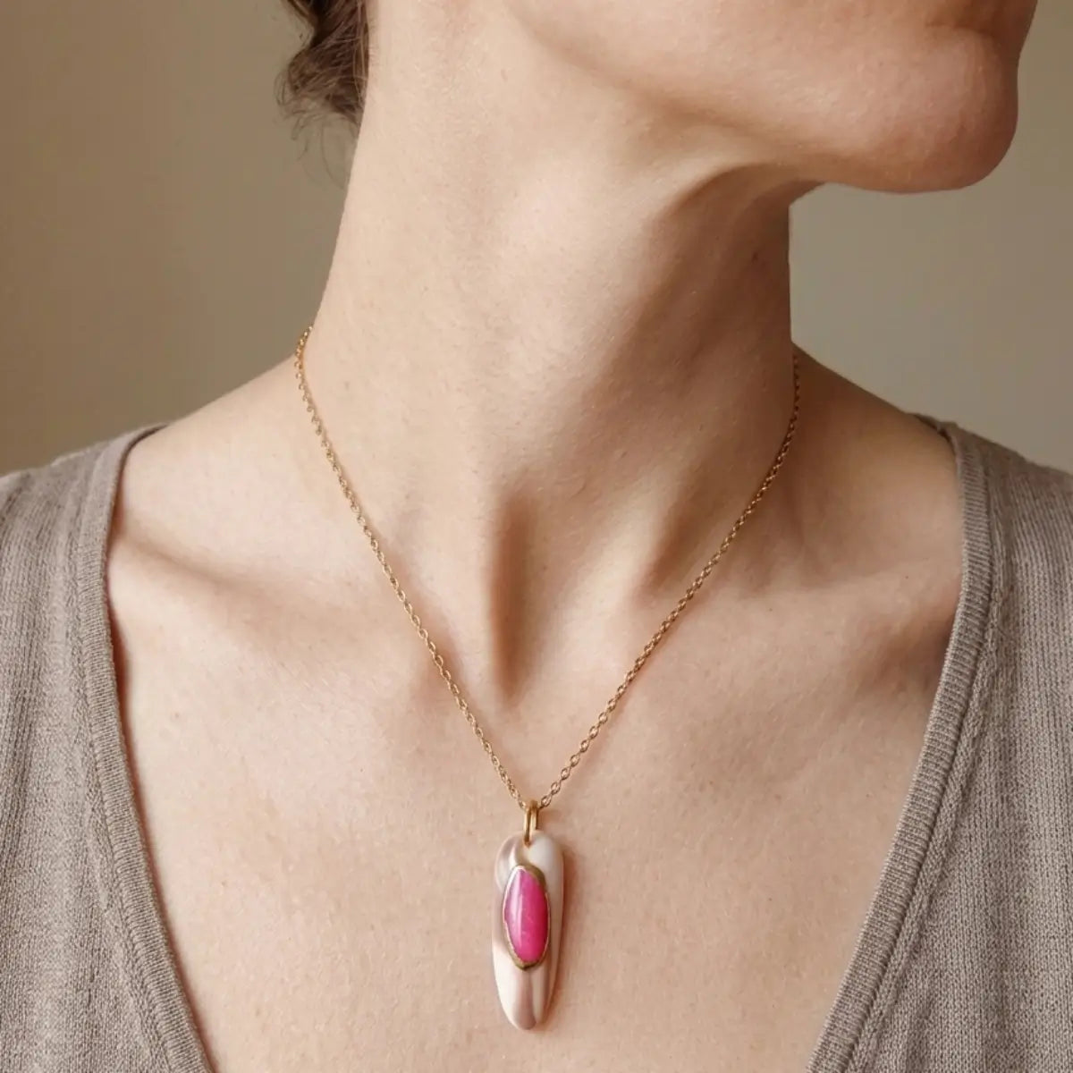 Collier pendentif nail art marbre rose – pendentif ovale en résine rose sur chaîne dorée, Nail'Style