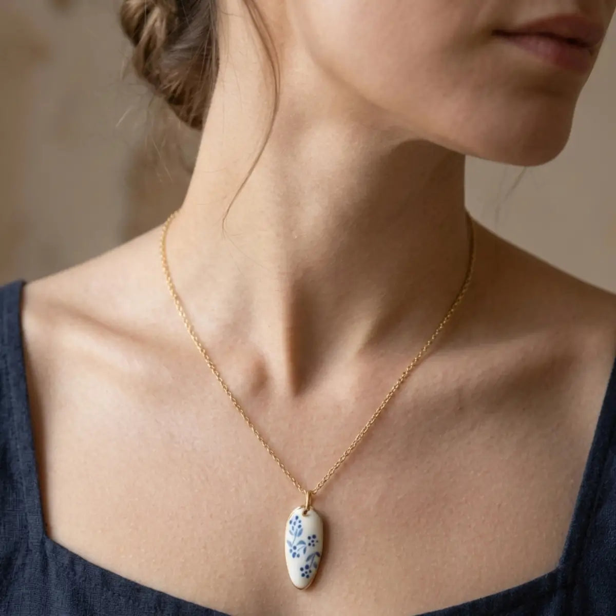 Collier pendentif nail art fleurs bleues – pendentif ovale blanc motif floral bleu sur chaîne dorée, Nail'Style