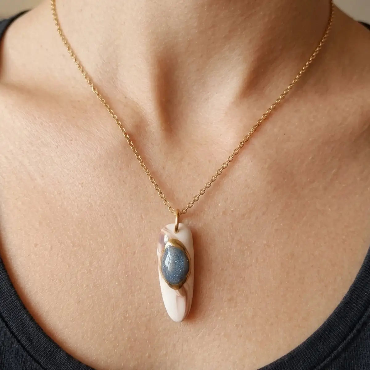 Collier pendentif nail art marbre bleu – pendentif ovale blanc et bleu sur chaîne dorée, Nail'Style