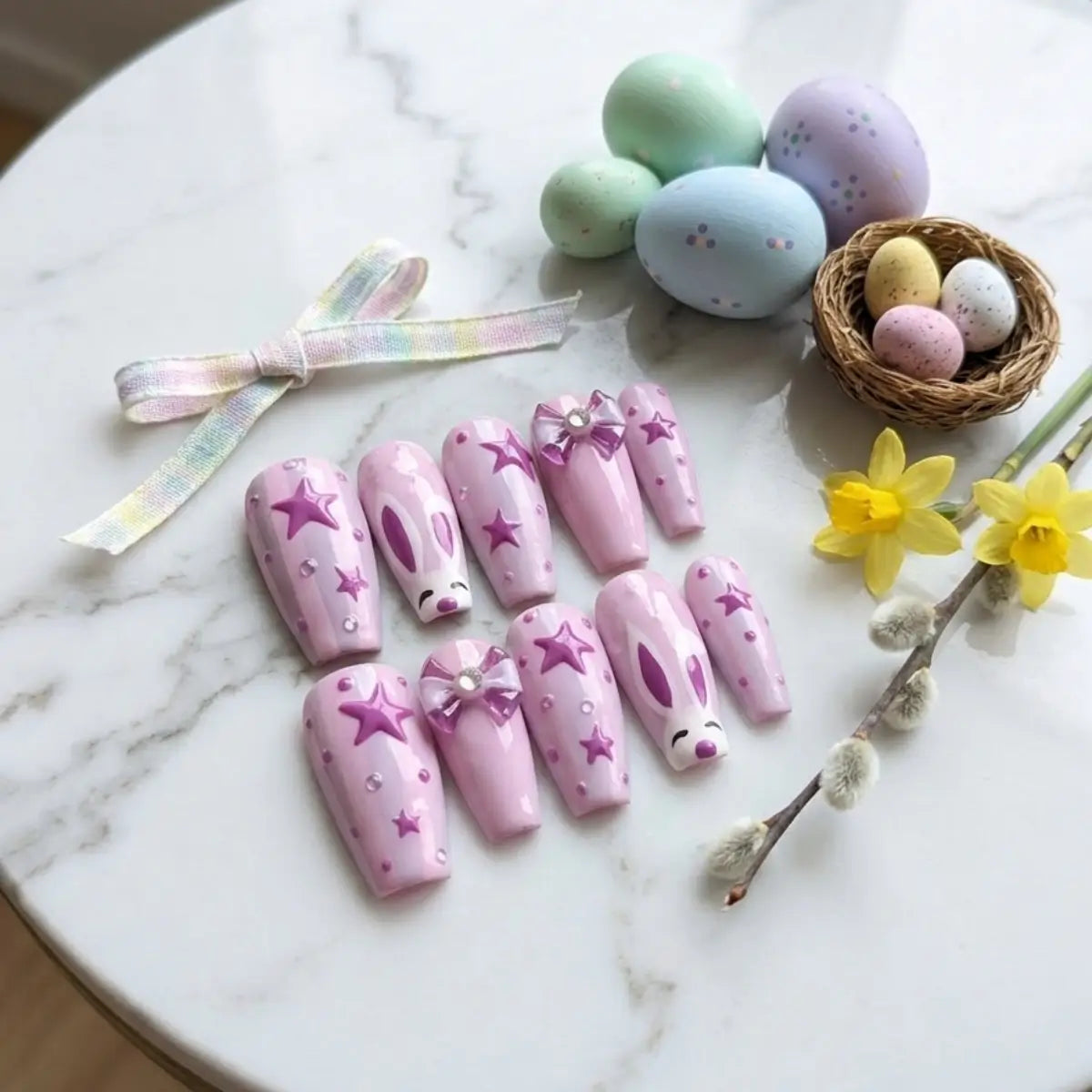 Faux ongles Bunny Vibes étoile et lapin violet - Press-on nails de Pâques artisanaux sur marbre avec décoration printanière.