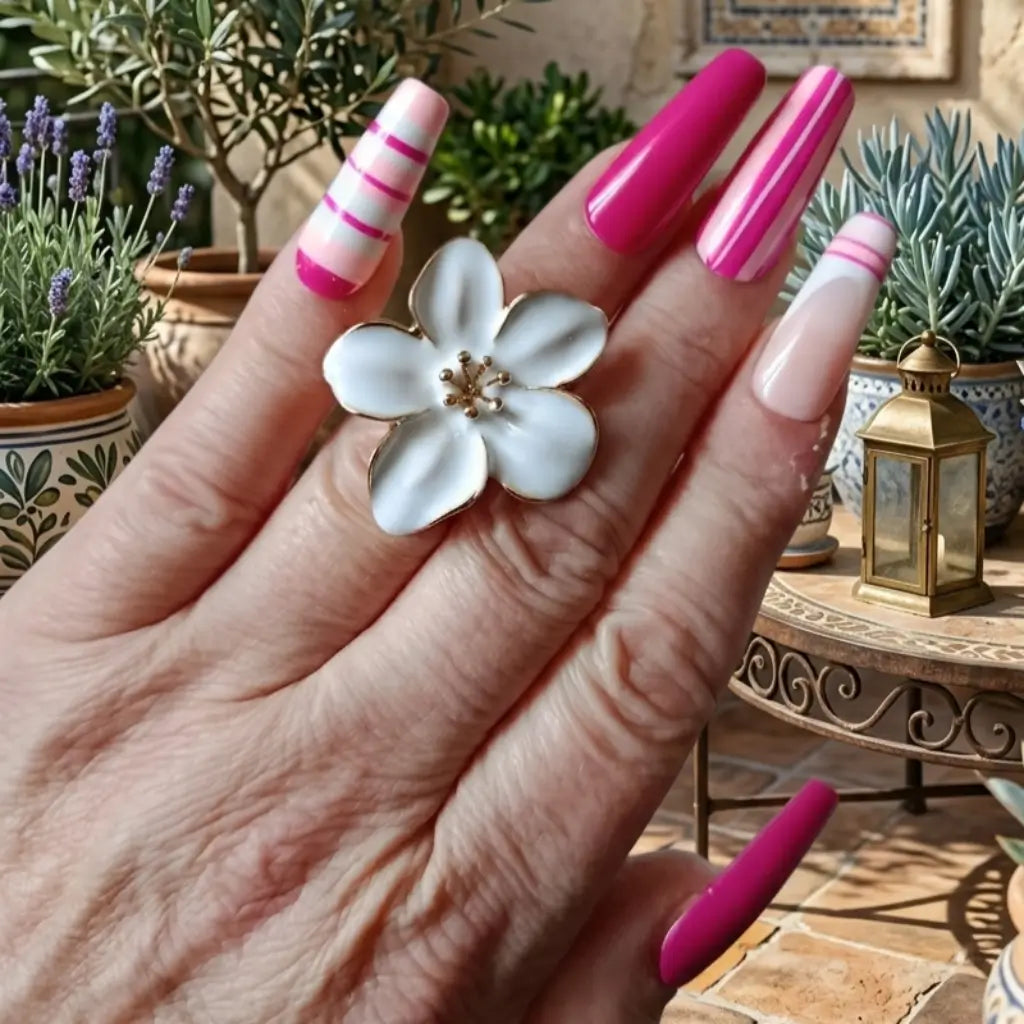 Faux ongles Candy Line rose fuchsia et blanc cassé avec french manucure et rayures horizontales, forme coffin.
