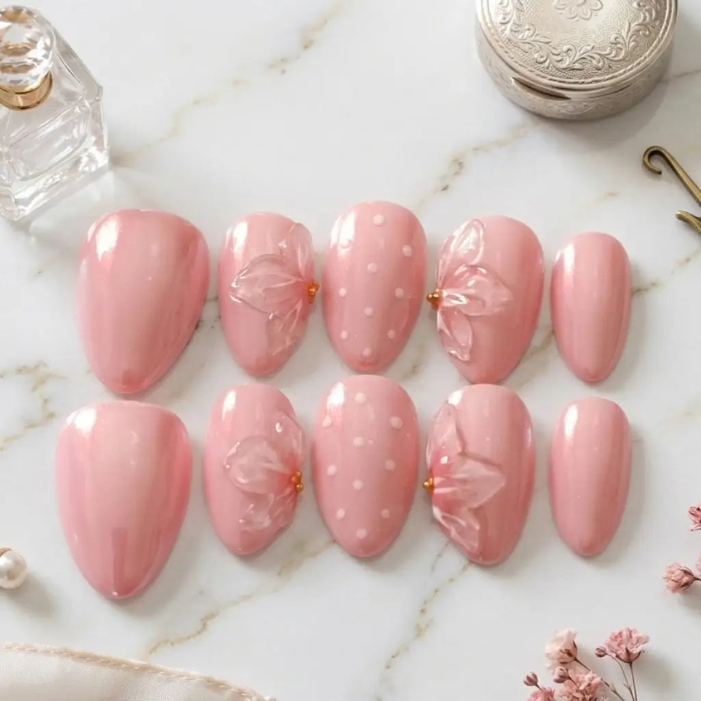 Press-on nails Douceur d'Ange collection nude - ongles amande rose nacré avec motifs floraux 3D et strass dorés - manucure premium réutilisable.