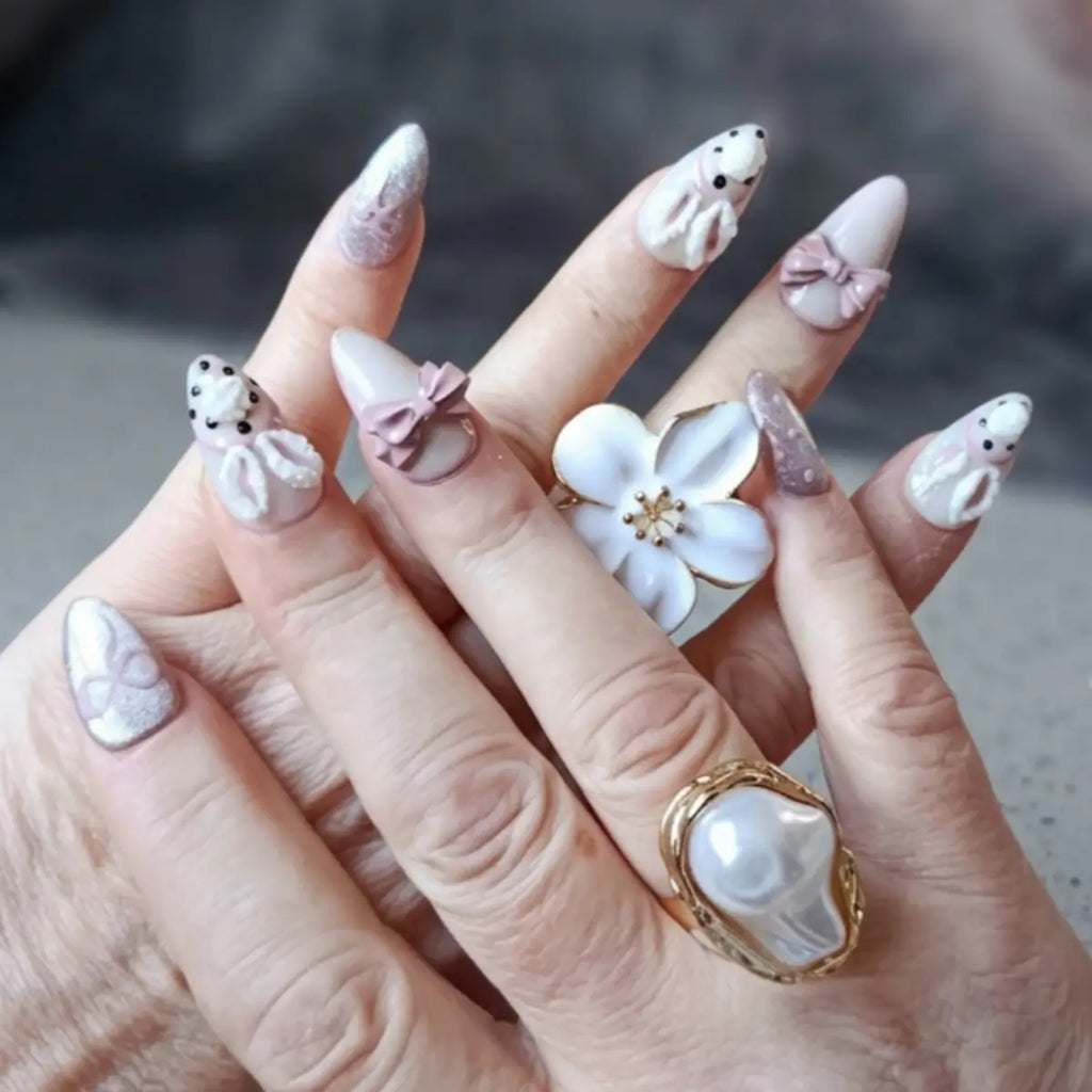 Faux ongles Easter Bunnies lapin et nœuds - Press-on nails nude et mauve avec lapin duveteux 3D, pois noirs et nœud rose, faits main en France.
