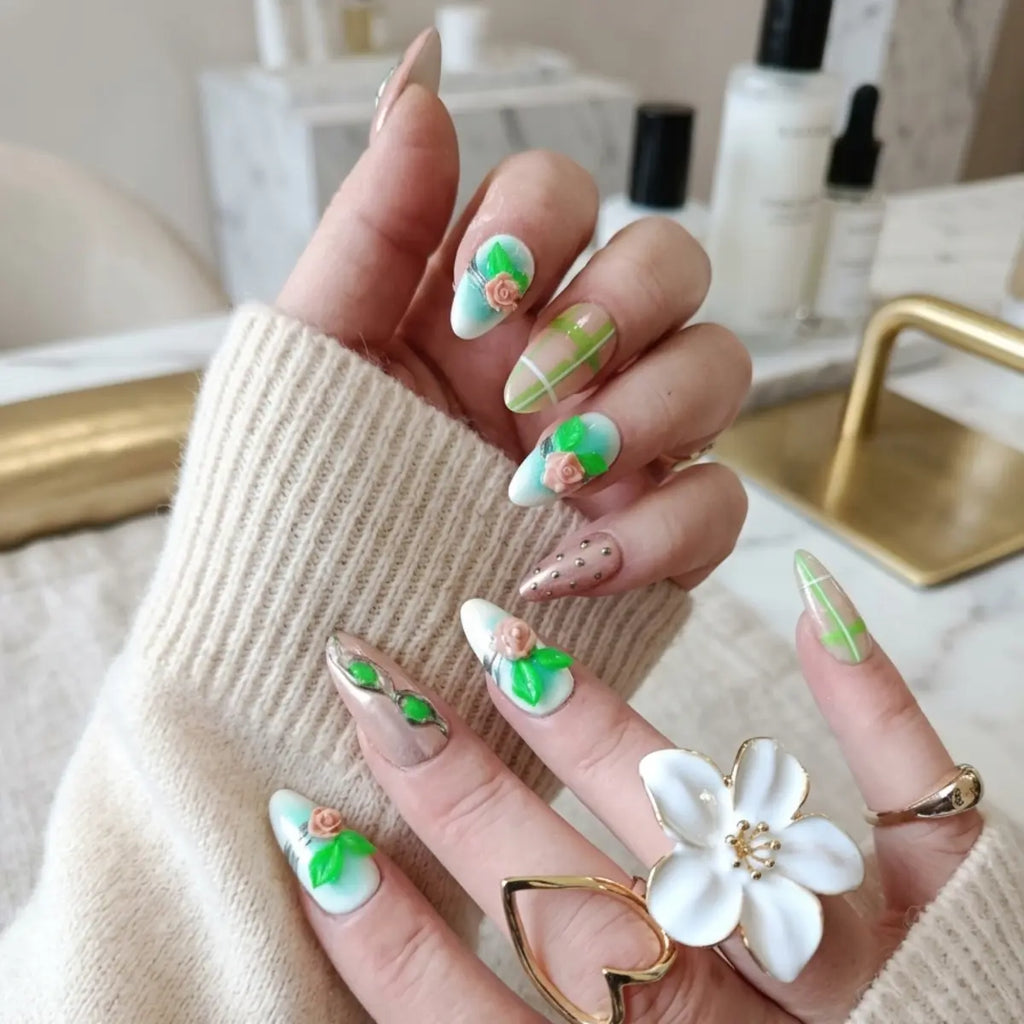 Faux ongles press-on Jardin d'Antan portés sur main - motifs floraux 3D roses et feuilles vertes, forme amande
