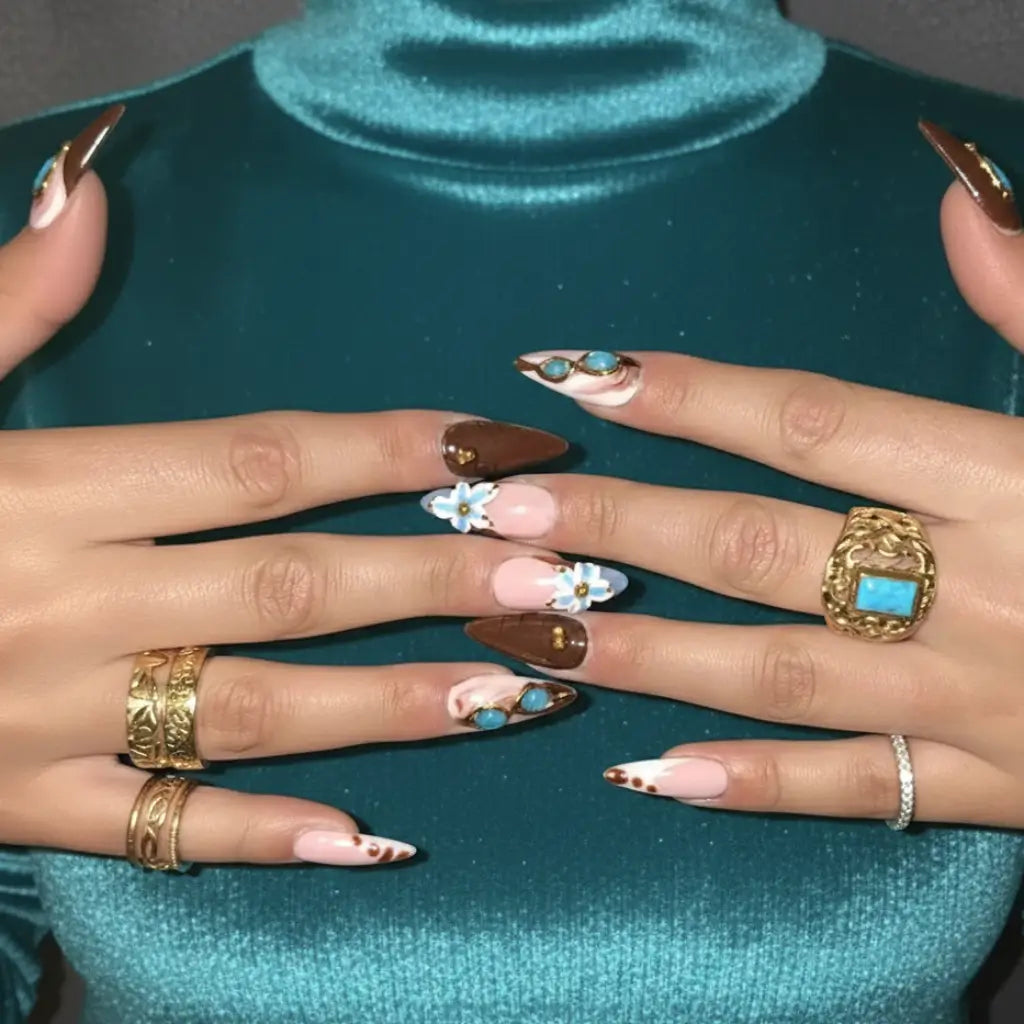 Faux ongles réutilisables Layna - manucure stiletto nude et chocolat avec nail art floral