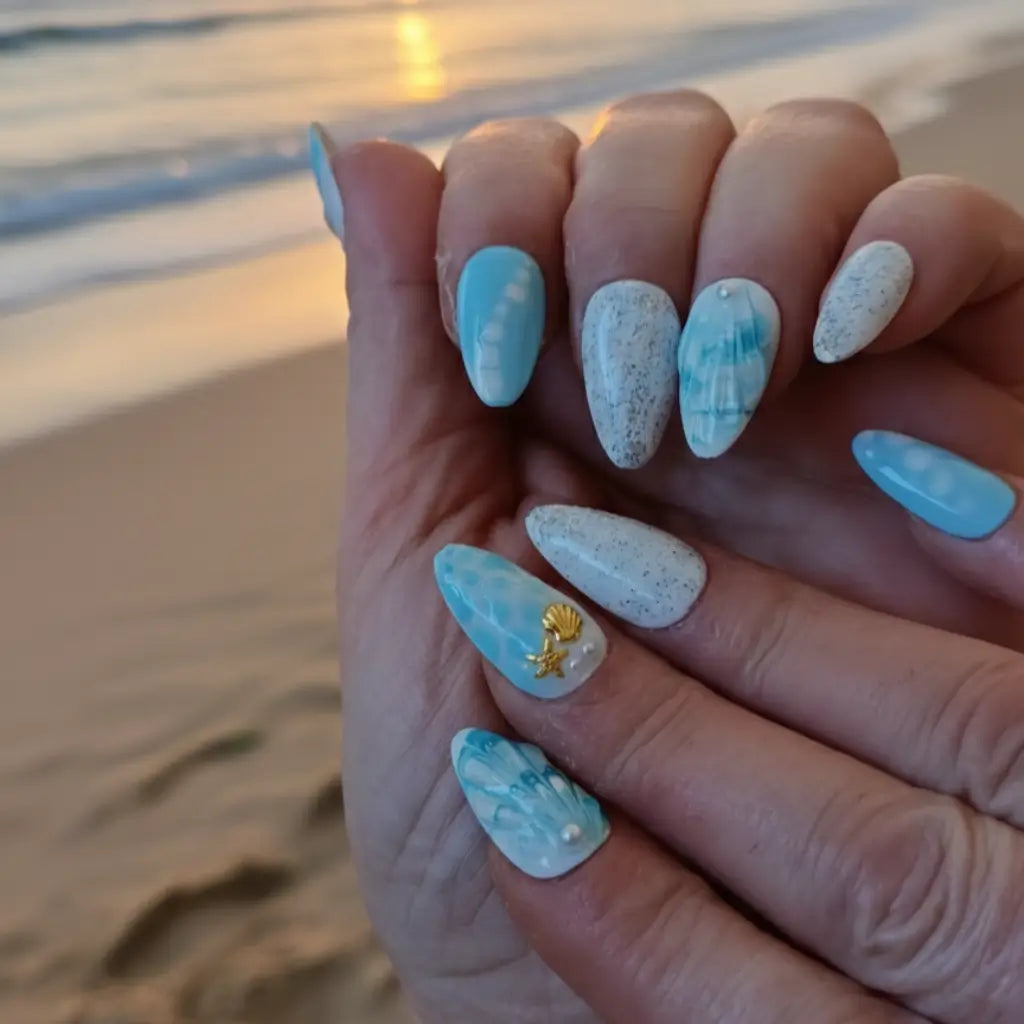 Faux ongles réutilisables Nérina - bleu azur et blanc nacré avec coquillages 3D et paillettes, Nail'Style.