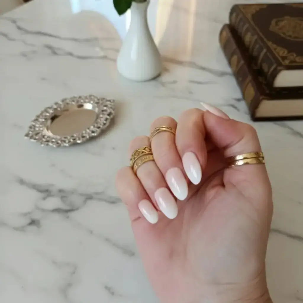 Press-ons Perlina - Manucure baby boomer rose poudré avec perles blanches, forme ovale courte