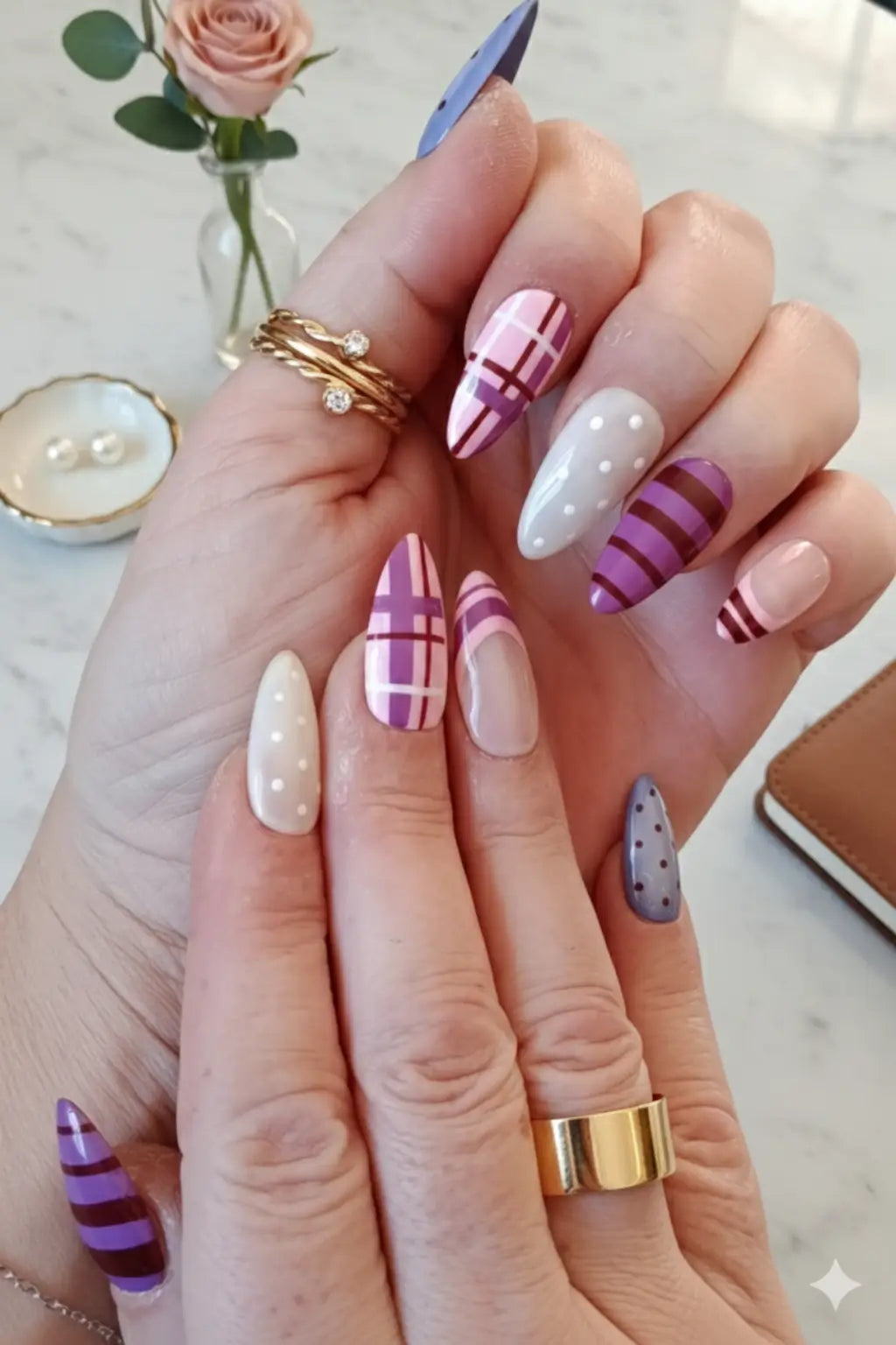 Press-on nails Plum Chic Made in France - design chic violet et rose avec motifs géométriques élégants.