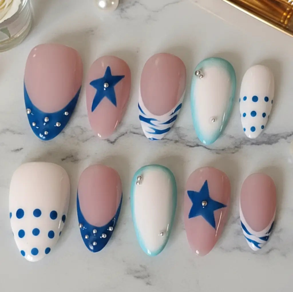Set complet de faux ongles press-on Riviera Bleue avec motifs marins : étoiles de mer bleues, rayures nautiques, pois et french turquoise.