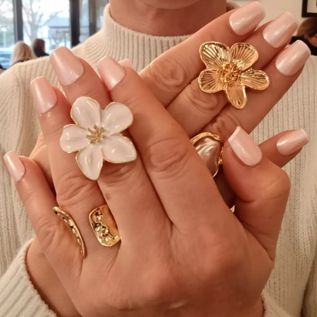 Faux ongles réutilisables Rose Nacre faits main en France : nude rose nacré irisé avec french blanche, forme coffin.