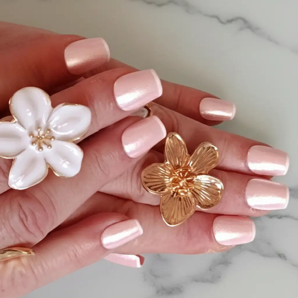 Faux ongles press-on Rose Nacre portés : nude rose pâle nacré avec mini french blanche, bijoux floraux dorés