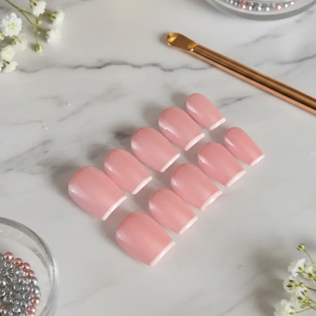 Set de faux ongles Rose Nacre forme coffin court : rose pâle nacré irisé avec french blanche délicate