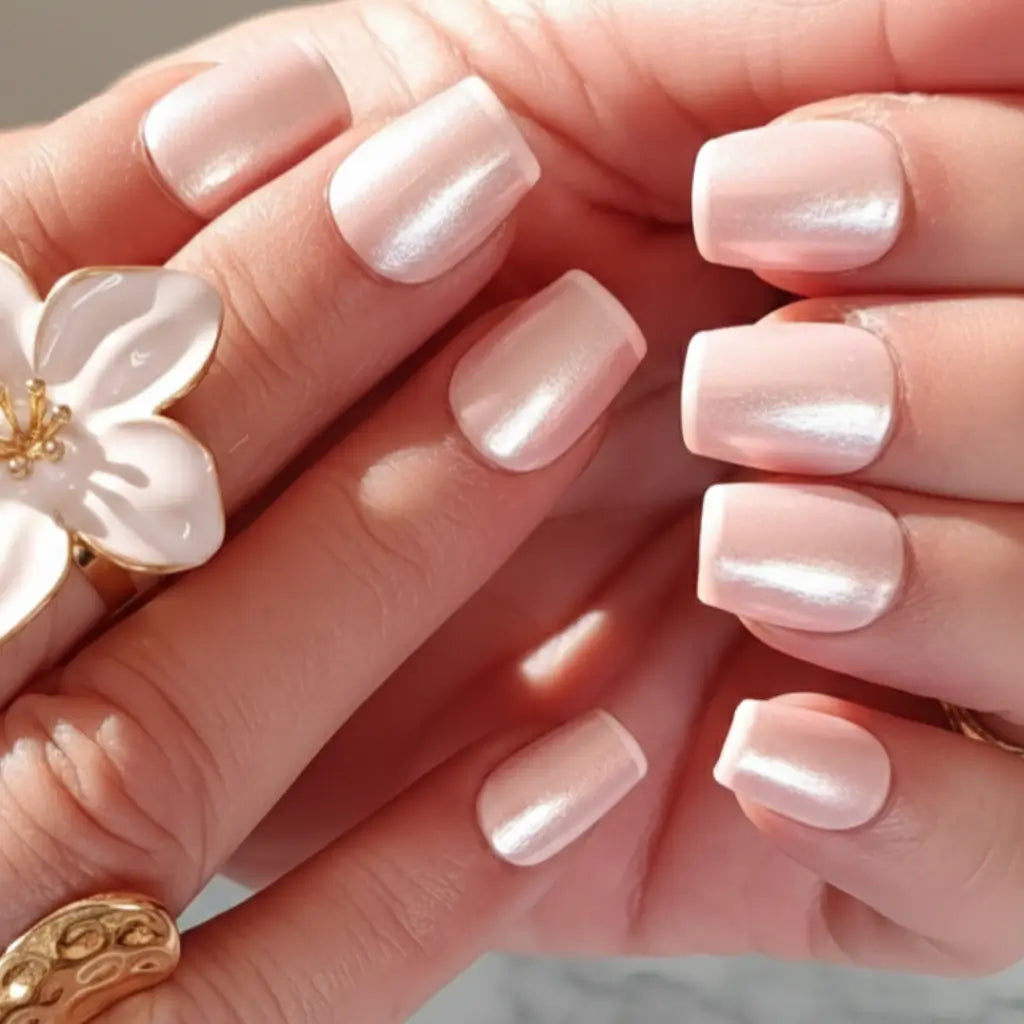 Manucure press-on Rose Nacre portée : ongles nude rose nacré avec mini french, finition irisée lumineuse