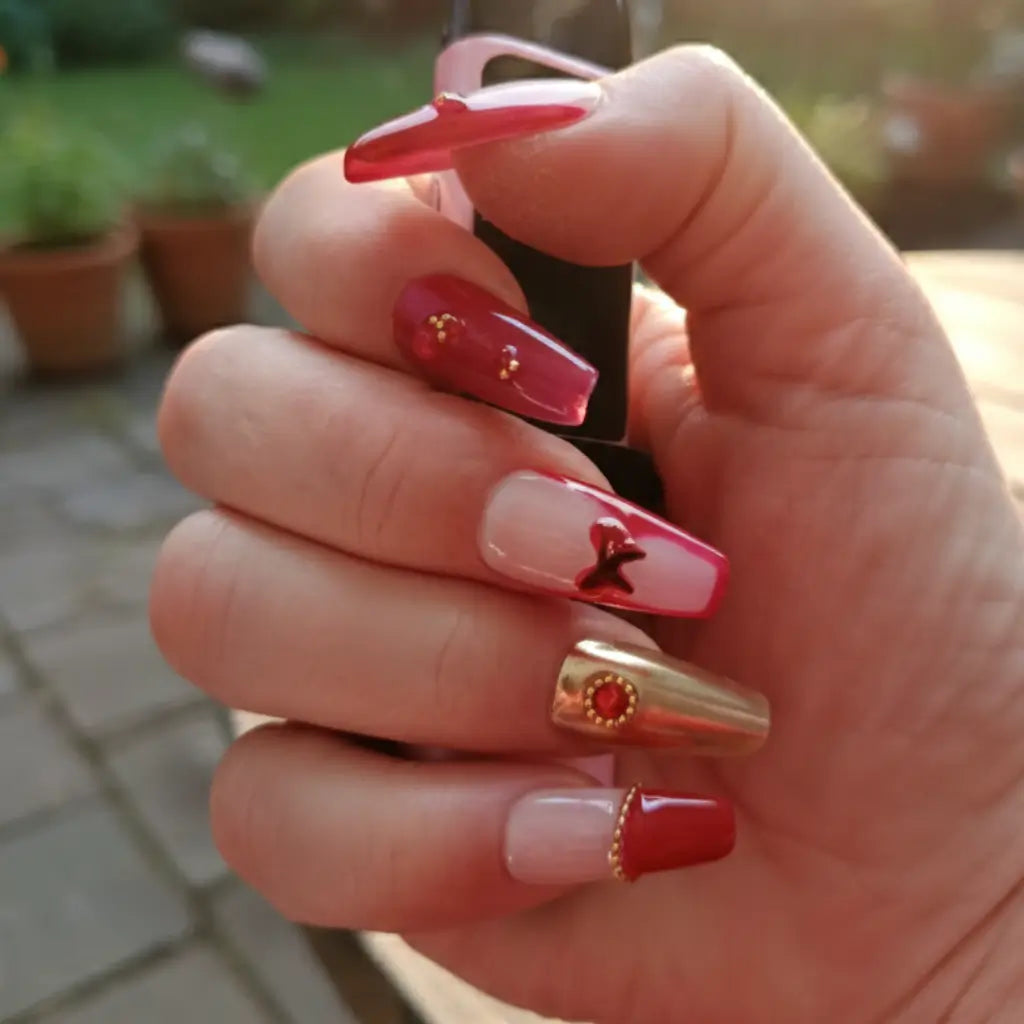 Press-on nails Royal Garnet rouge grenat avec papillon et strass, manucure réutilisable luxueuse.