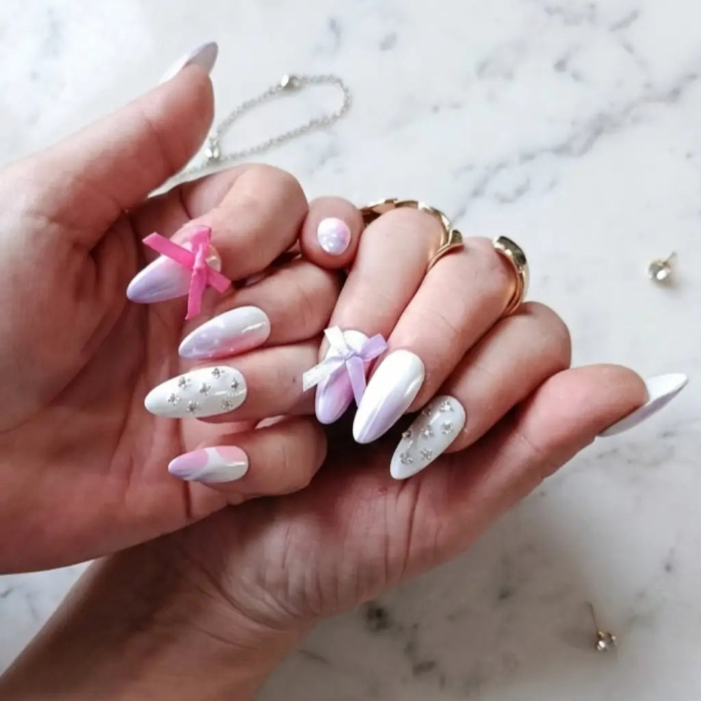 Press-on nails Ruban Précieux forme amande - Faux ongles réutilisables rose lavande avec nœuds.