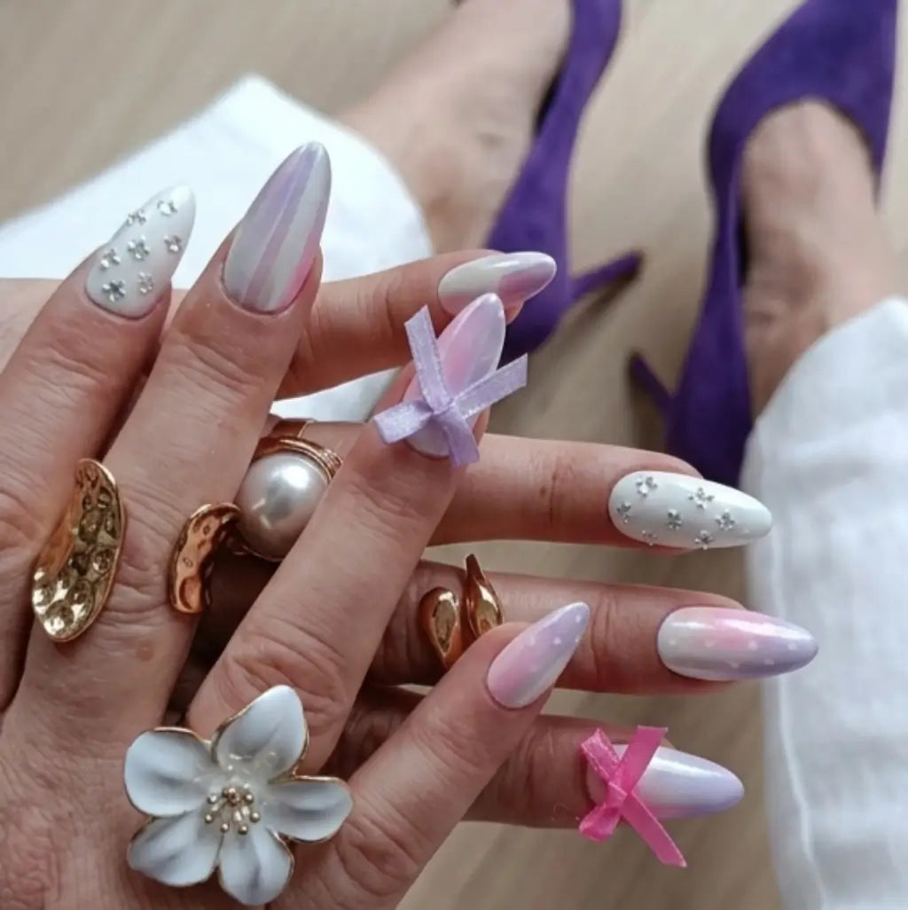 Faux ongles Ruban Précieux effet nacré - Press-ons violet rose blanc strass argentés Made in France.
