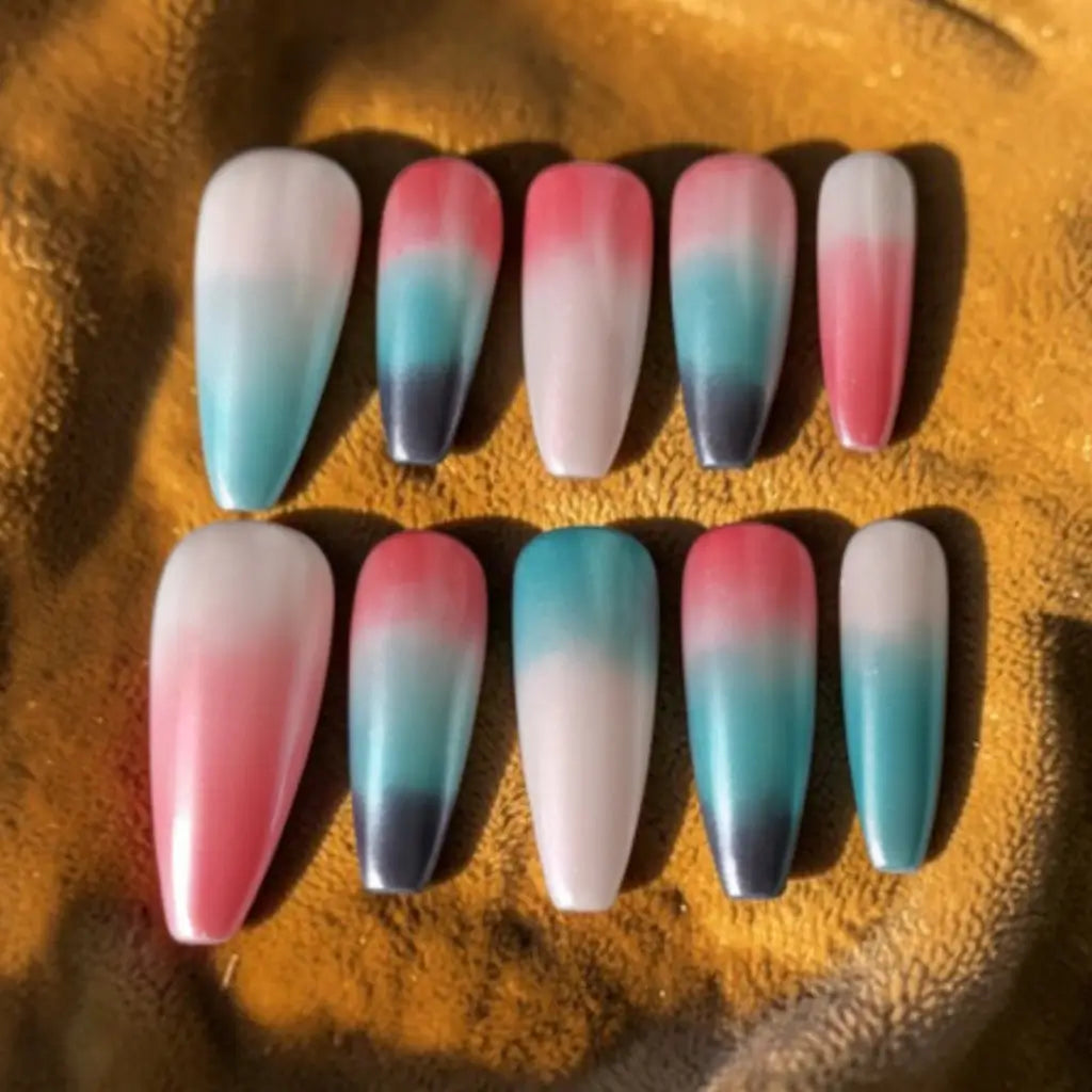 Faux ongles Sunset Lagoon Made in France, dégradé tricolore rose turquoise noir, fabrication artisanale française.