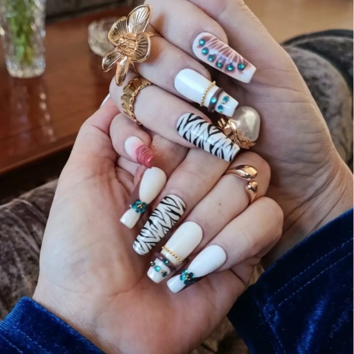 Faux ongles Tiger blancs nacrés motifs félins et détails turquoise - Nailstylefr