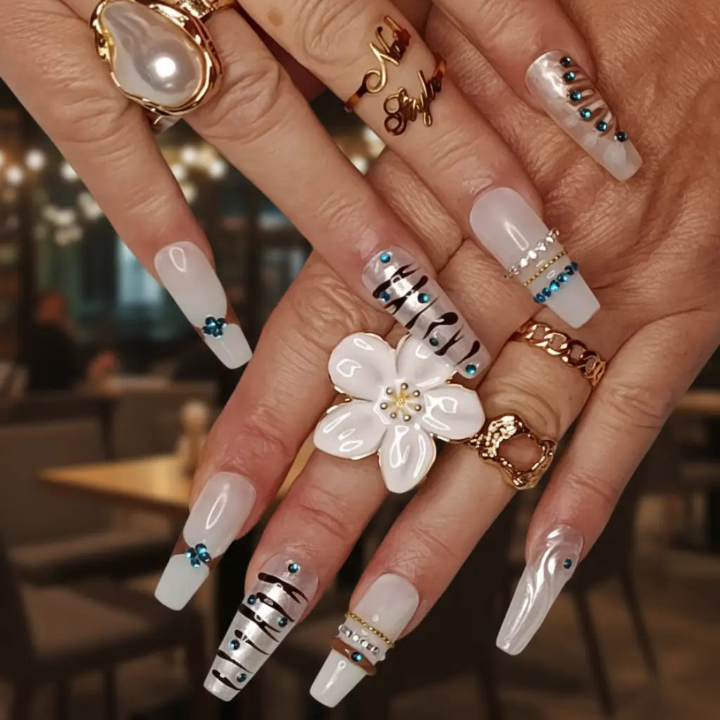 Faux ongles Tiger blancs nacrés motifs félins et détails turquoise - Nailstylefr