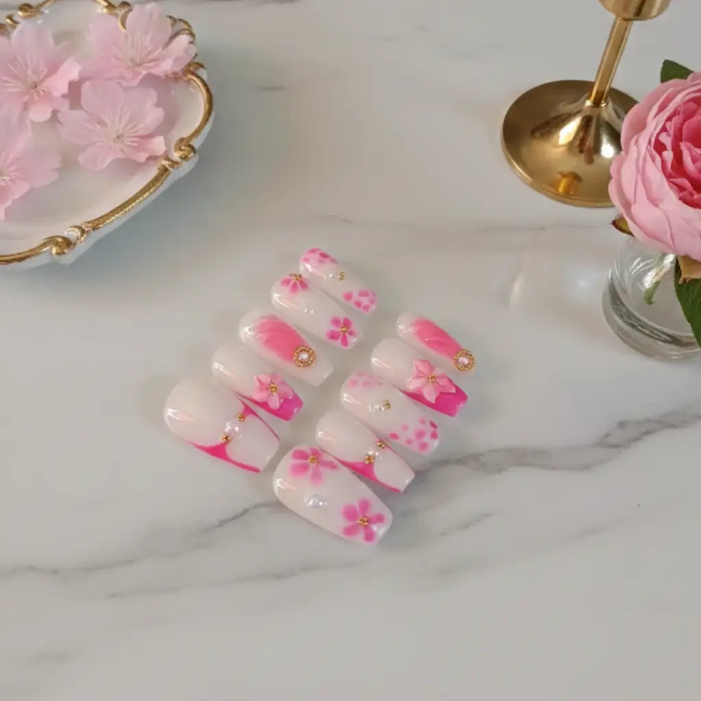 Faux ongles réutilisables Candy Blossom - Design floral romantique rose et blanc, forme coffin moyen. Nailstylefr.