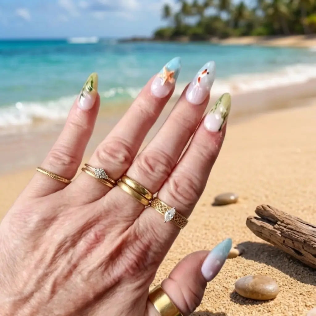 Faux ongles Aqua Flora faits main design océan bleu et vert avec décors marins peints, forme amande.