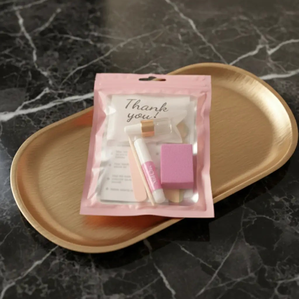 Kit de pose complet pour press-on nails avec colle, lime, repousse-cuticules et lingettes alcoolisées.