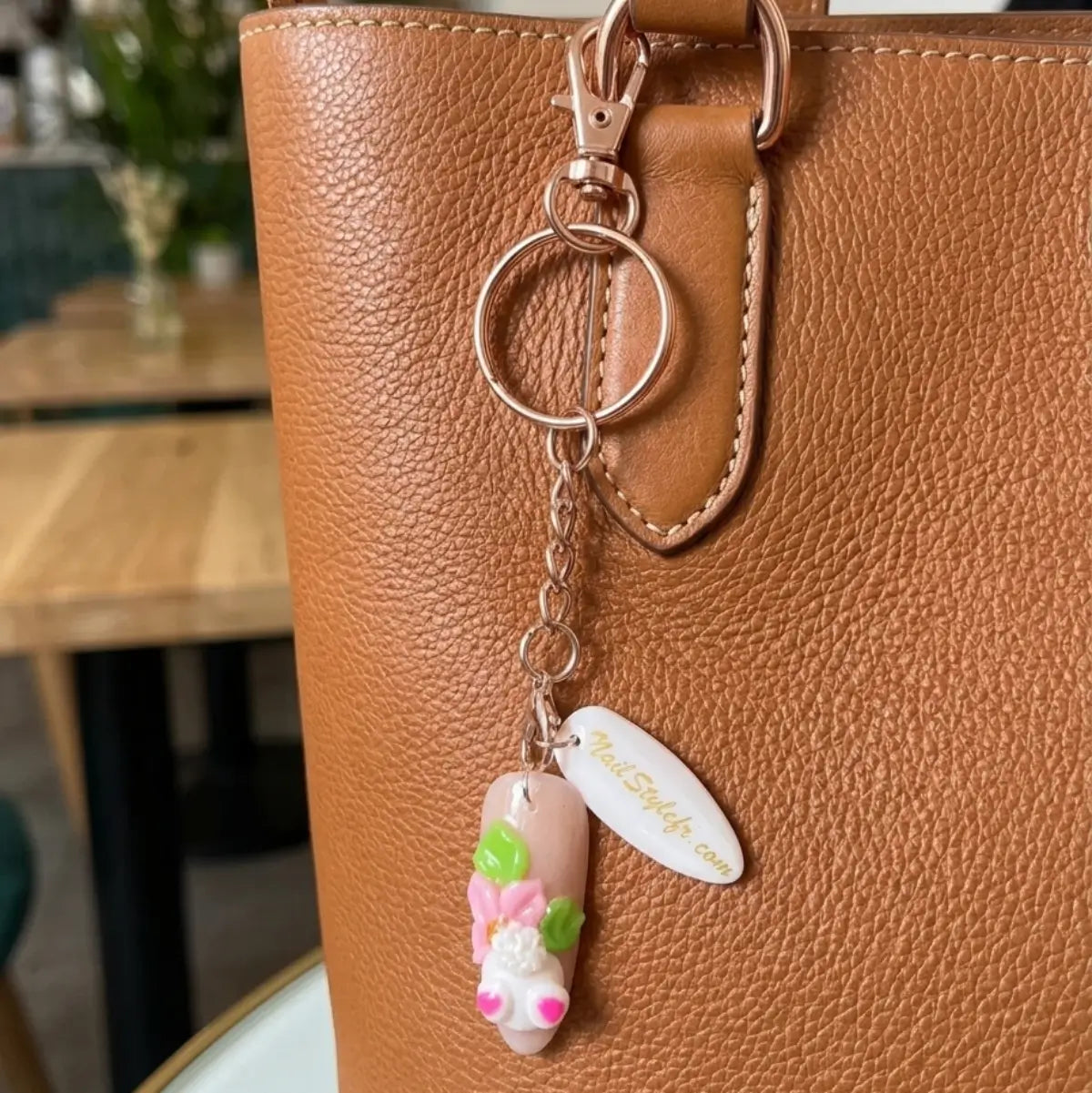 Porte-clefs nail art fleurs 3D roses et vertes sur sac en cuir camel — bijou de sac faux ongle fait main NailStyle