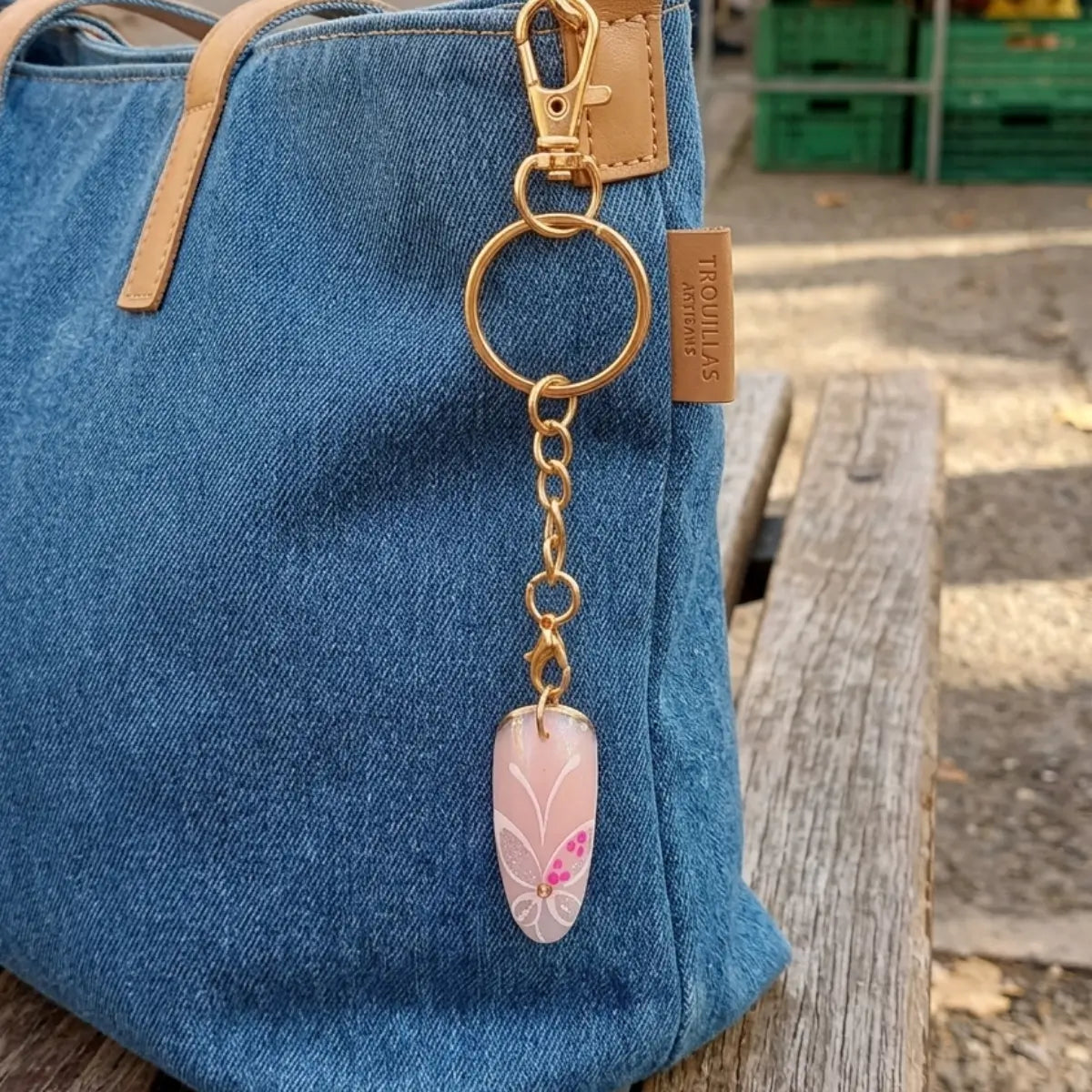 Porte-clefs nail art papillon rose sur sac en jean bleu — bijou de sac faux ongle artisanal NailStyle