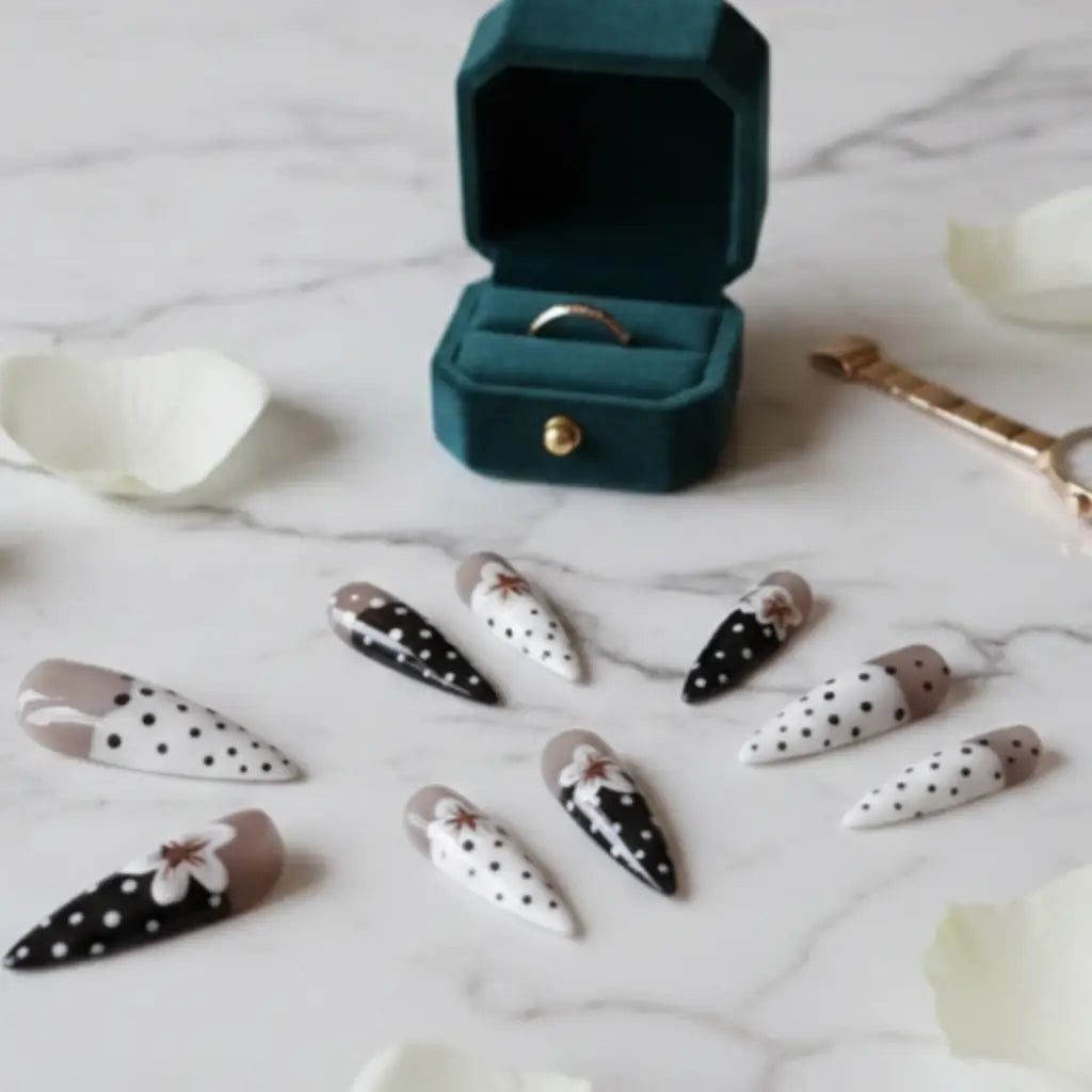 Faux ongles réutilisables noir et blanc à pois et fleurs - ambiance mariage élégante - Nail'Style