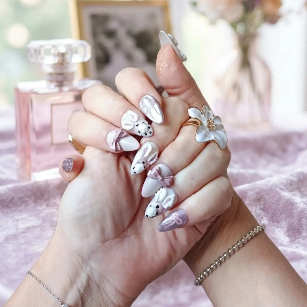 Press-on nails Easter Bunnies - Faux ongles beige rosé avec lapin 3D duveteux et nœud satiné rose, forme amande, faits main en France