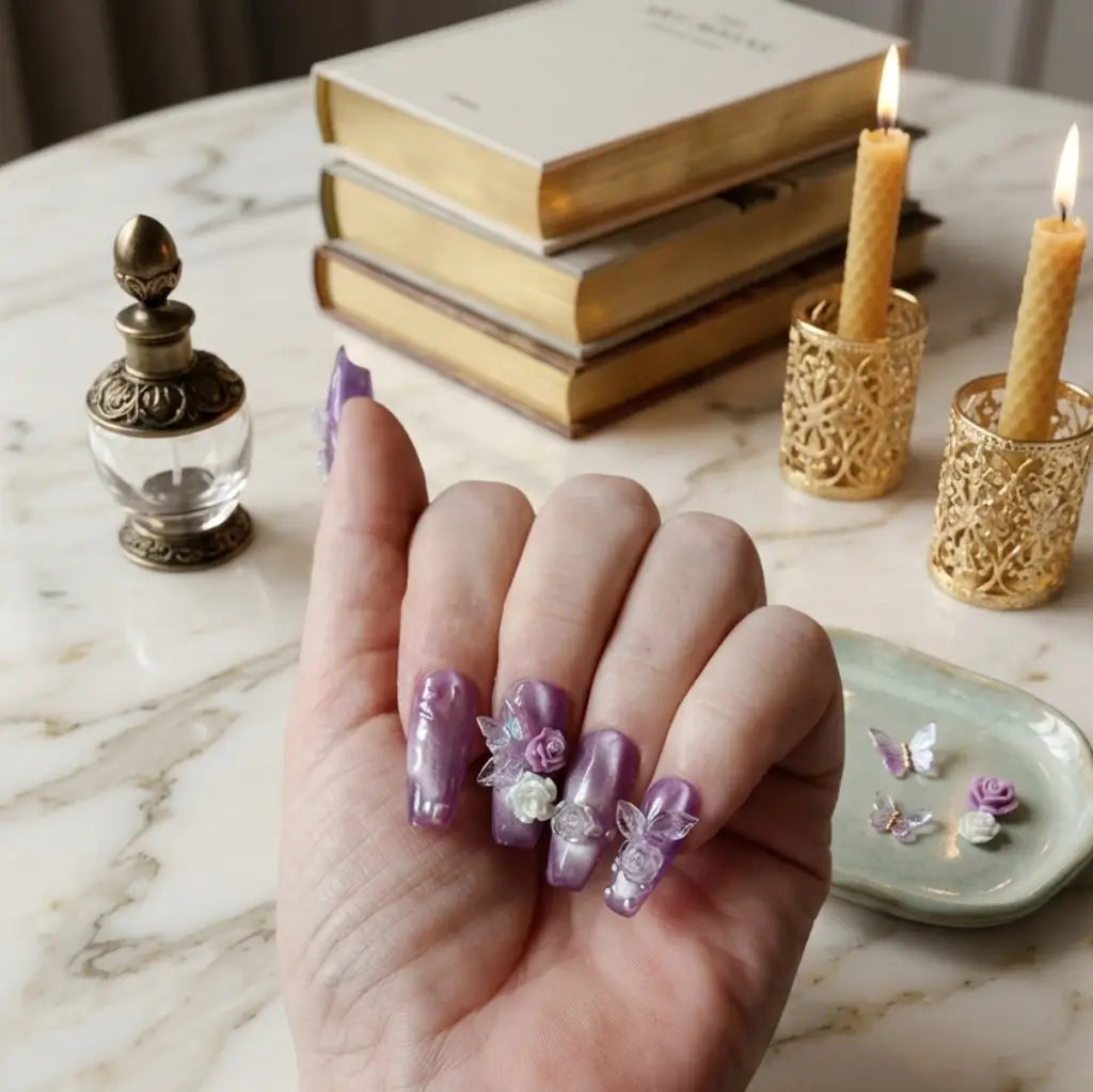 Press-on nails Florane violet cat eyes avec décorations 3D papillons et roses, forme coffin longue.
