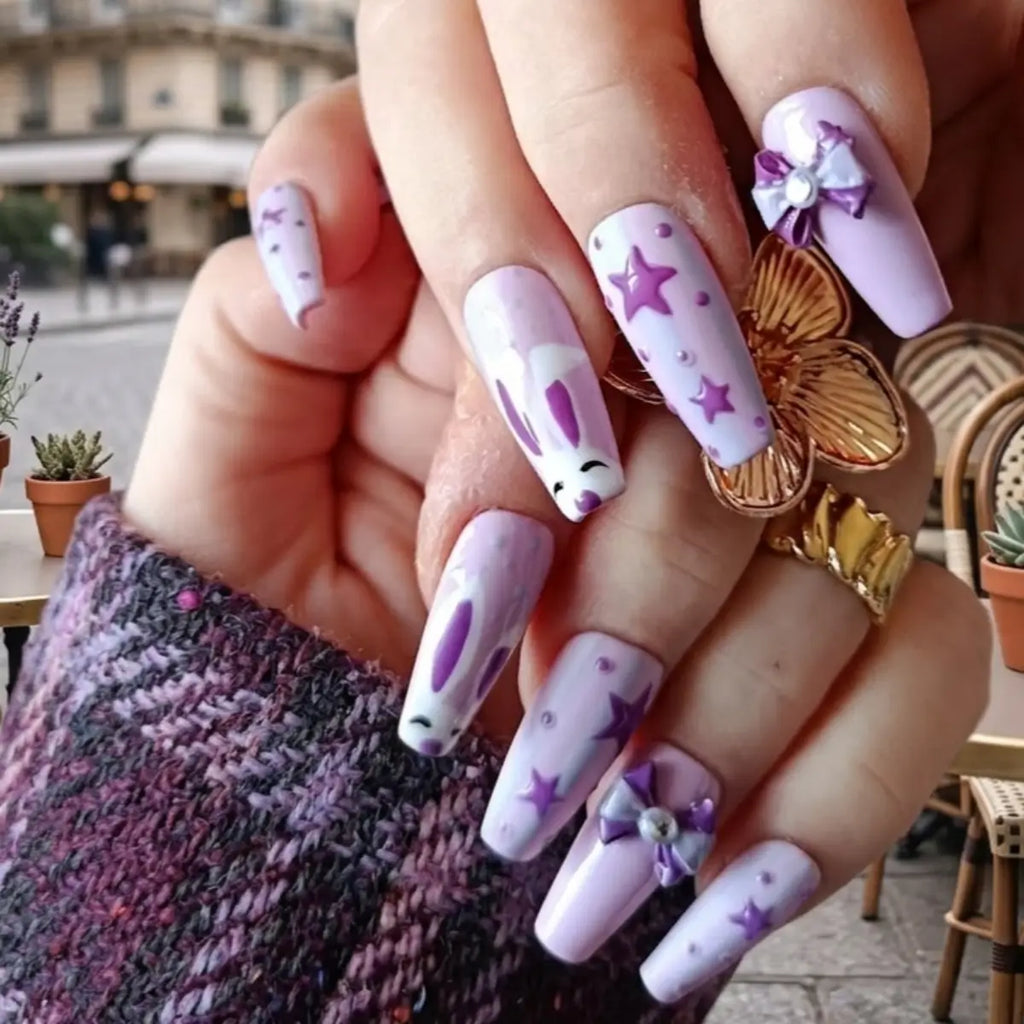 Press-on nails Bunny Vibes – motifs étoiles et pois sur fond lilas, accent nail lapin, forme coffin longue durée