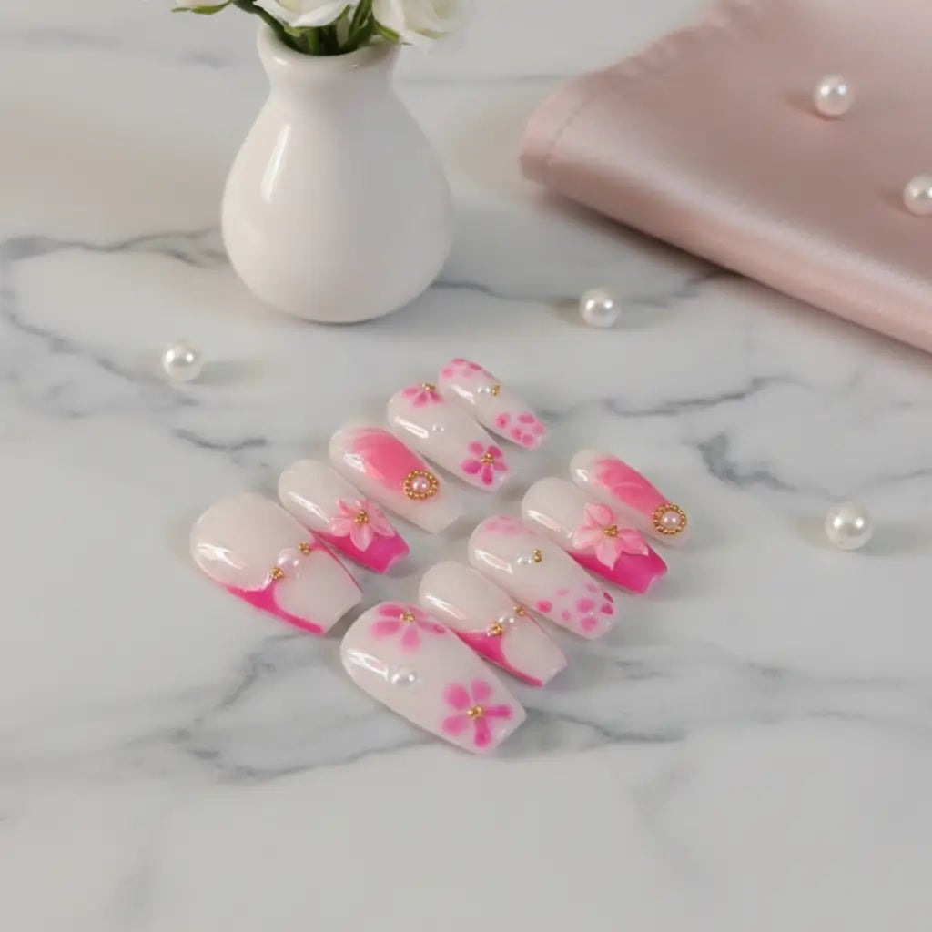 Press-on nails Candy Blossom - Manucure rose pastel et blanc crémeux avec fleurs 3D et perles dorées. Faits main en France.