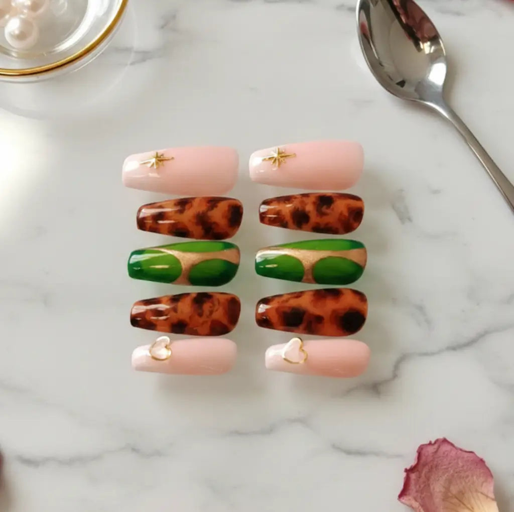 Faux ongles réutilisables Green Tortoise forme coffin : alternance motif tortoise marron, vert émeraude et rose nude avec ornements dorés