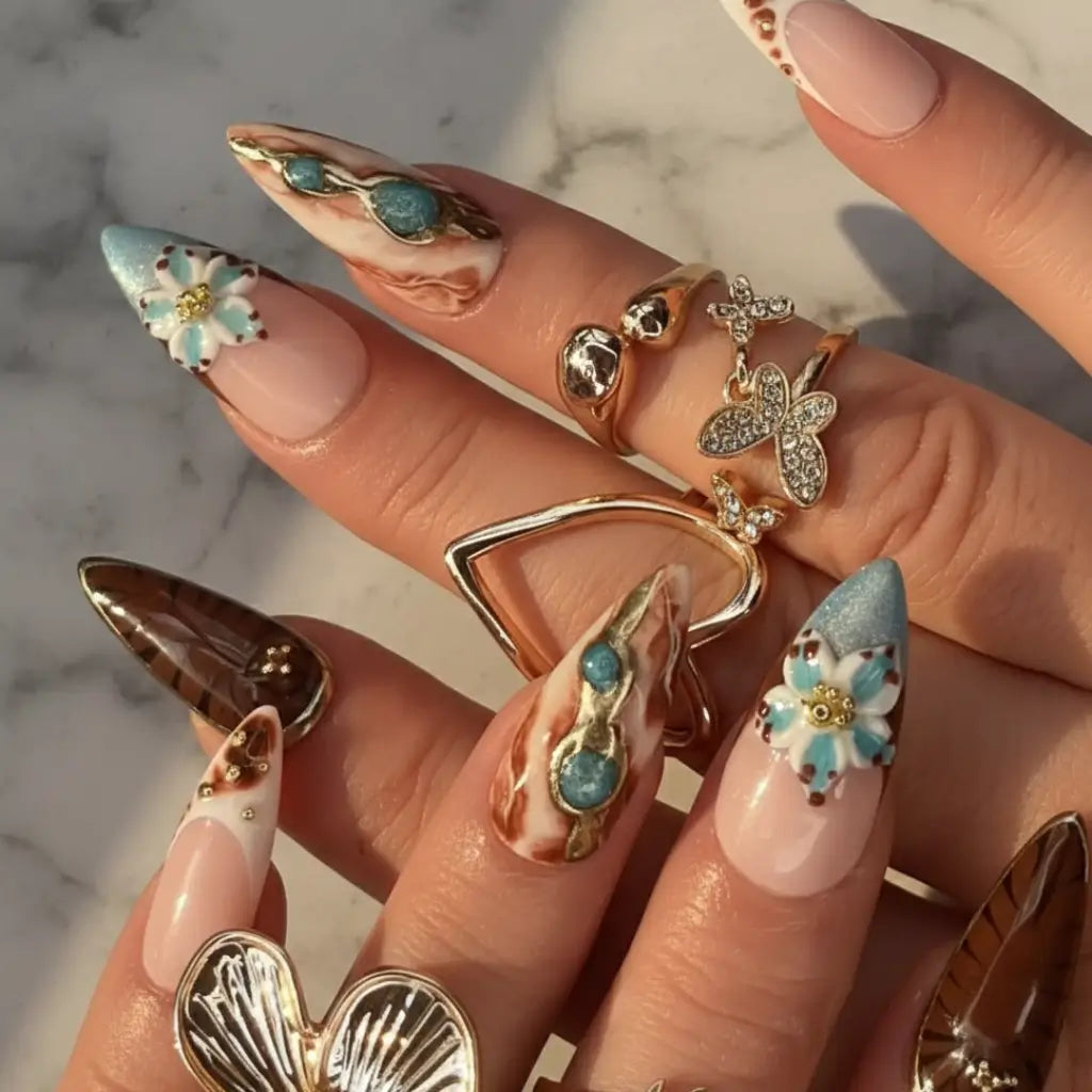 Press-on nails Layna - vue détaillée des ornements floraux turquoise et pierres précieuses