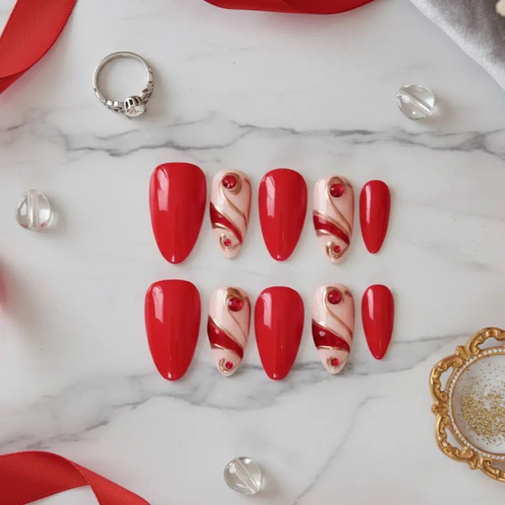 Set complet de 10 press-on nails Mélodia rouge vermillon, motifs abstraits nude et strass