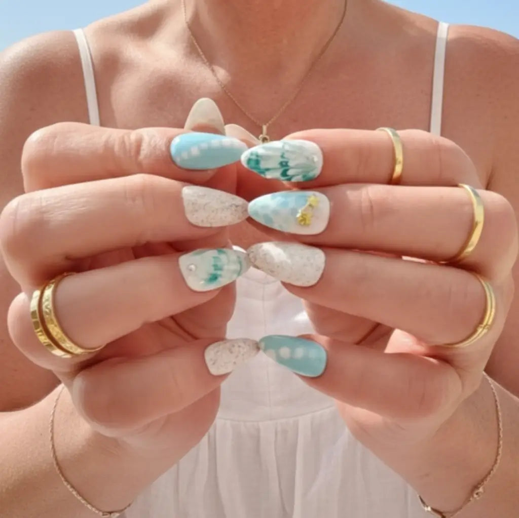 Set complet de 10 press-ons Nérina Made in France - thème marin bleu et blanc, forme amande avec coquillages dorés.