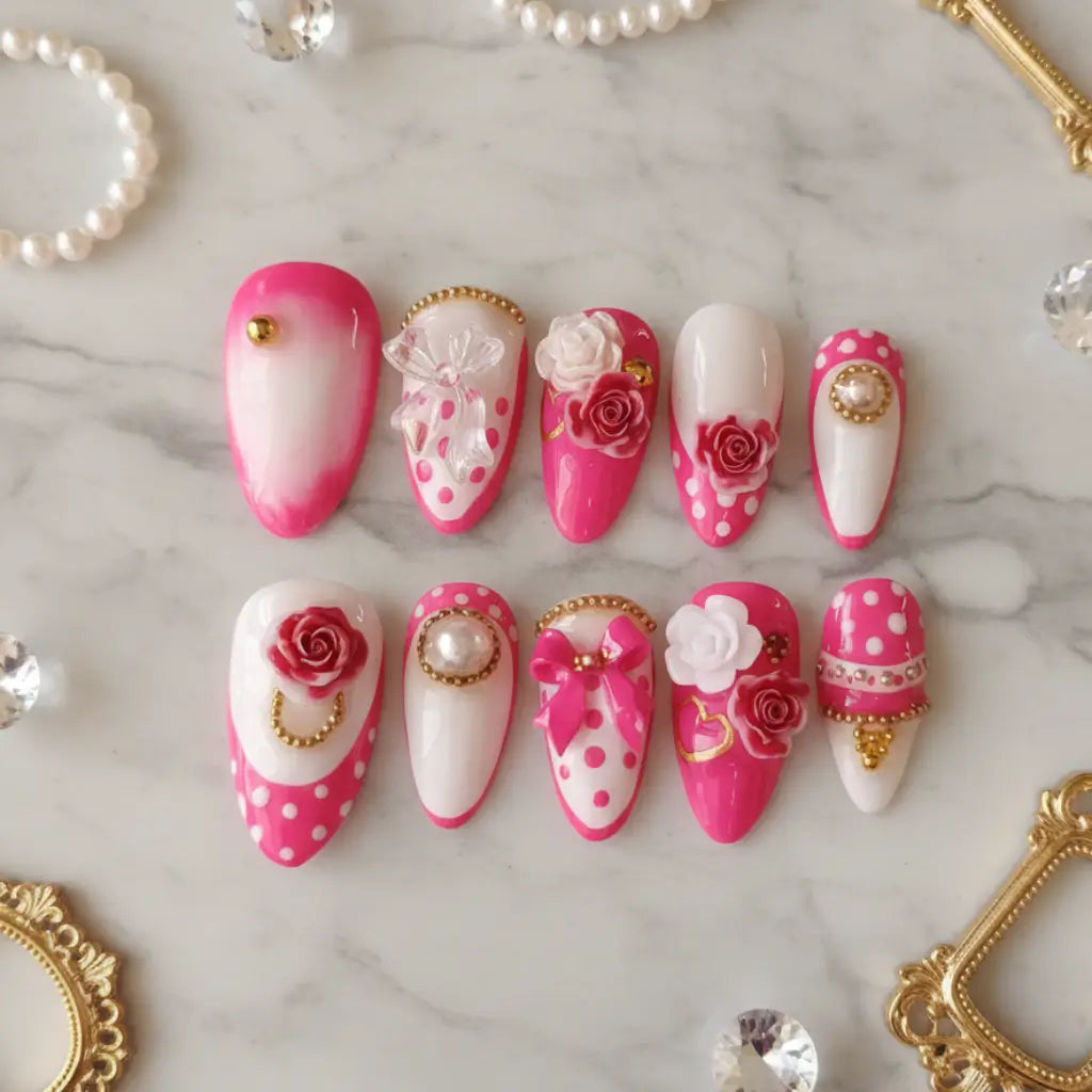 Set de faux ongles press-on Pink Romance rose fuchsia et blanc avec roses 3D, pois, perles dorées et nœuds, forme amande.