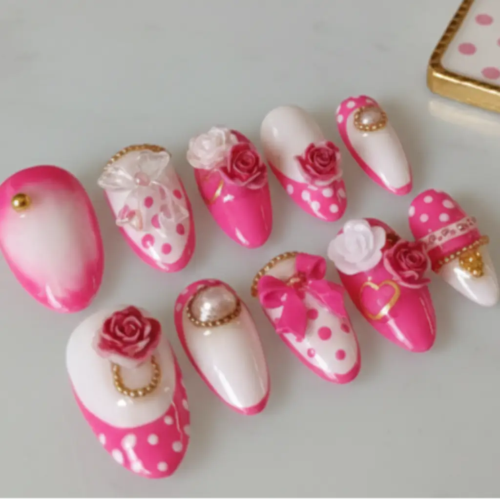 Faux ongles réutilisables Pink Romance faits main en France : design romantique rose fuchsia, roses 3D, pois et ornements doré.
