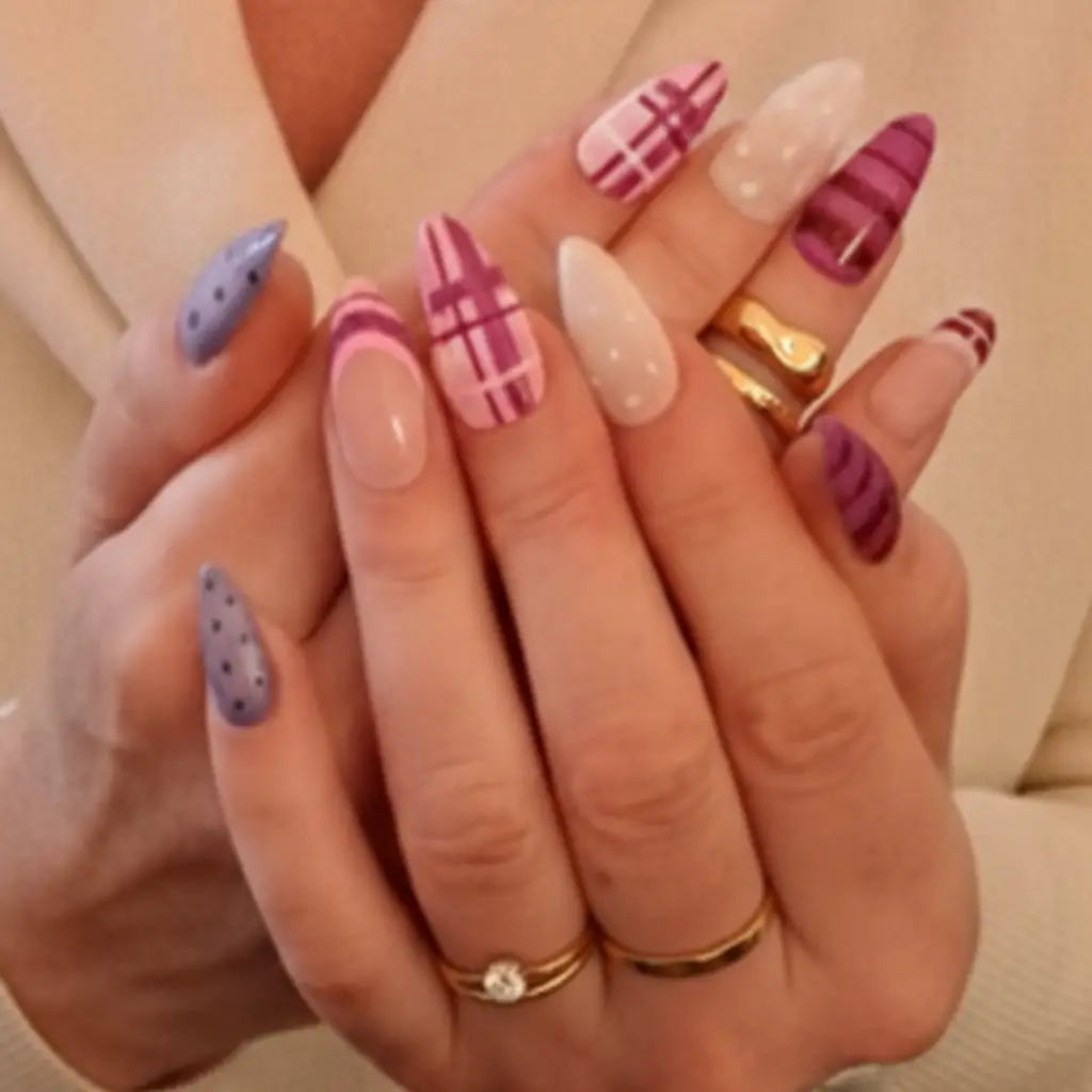Press-on nails Plum Chic artisanaux - palette prune sophistiquée avec motifs géométriques variés, Nail'Style